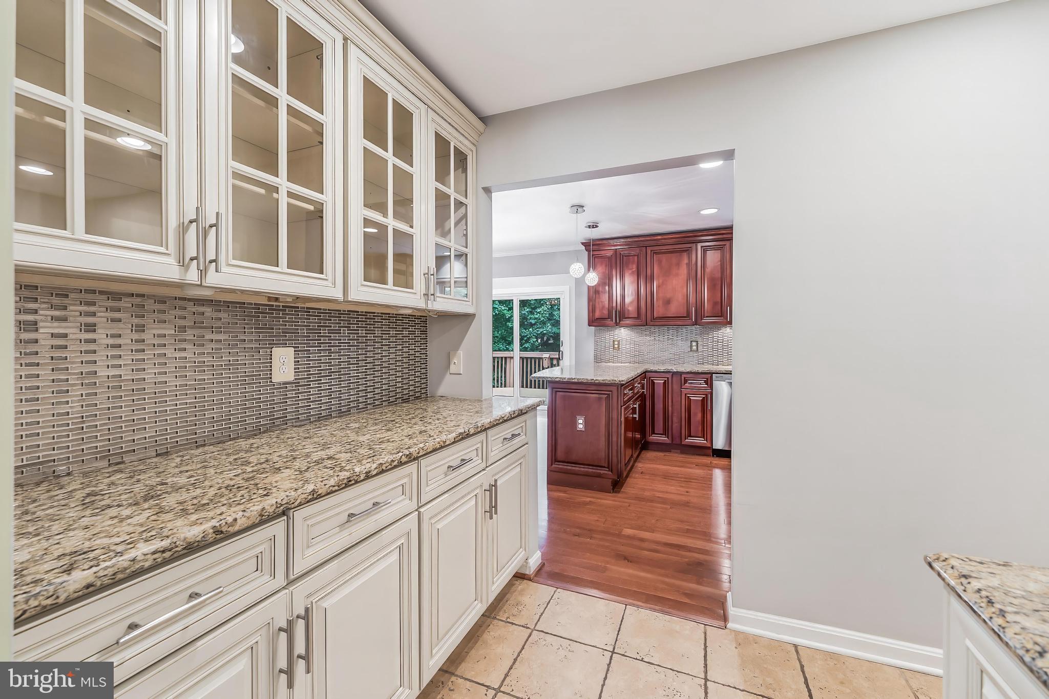HOLLY KNOLL - Residential