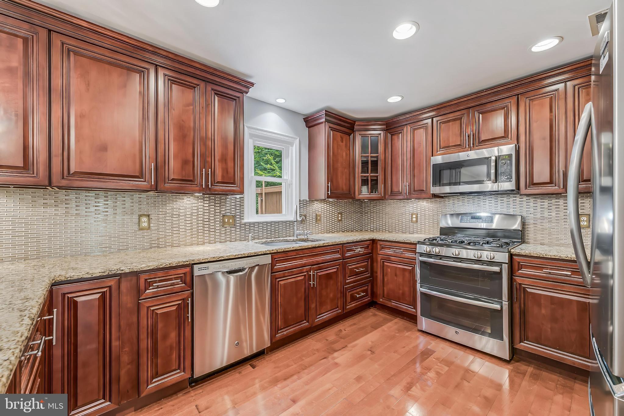 HOLLY KNOLL - Residential