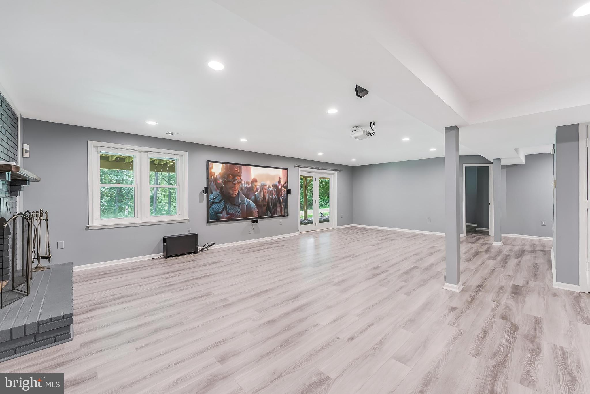 HOLLY KNOLL - Residential