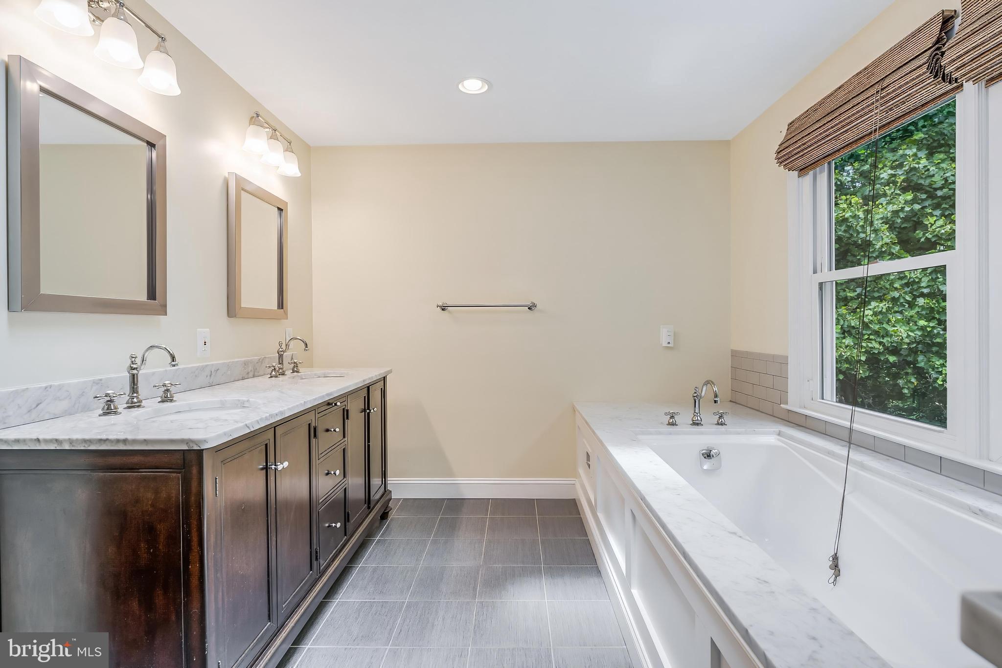 HOLLY KNOLL - Residential