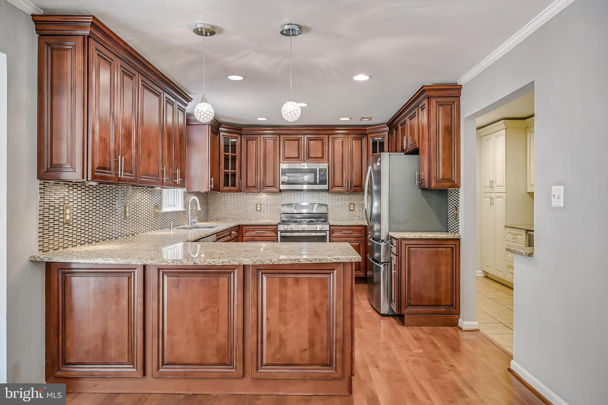 HOLLY KNOLL - Residential