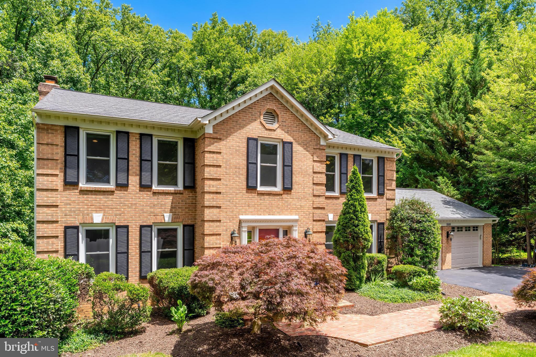 HOLLY KNOLL - Residential