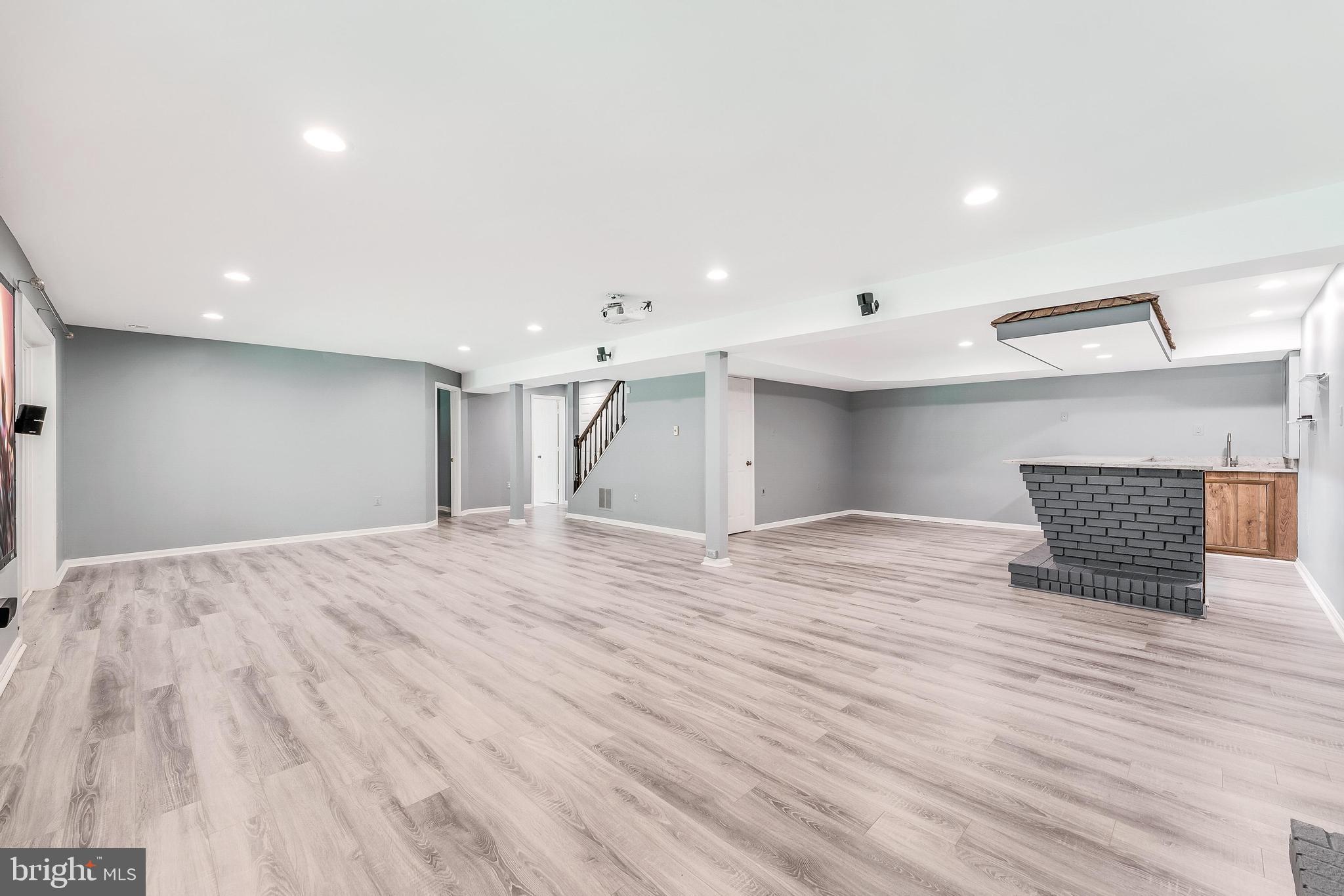 HOLLY KNOLL - Residential