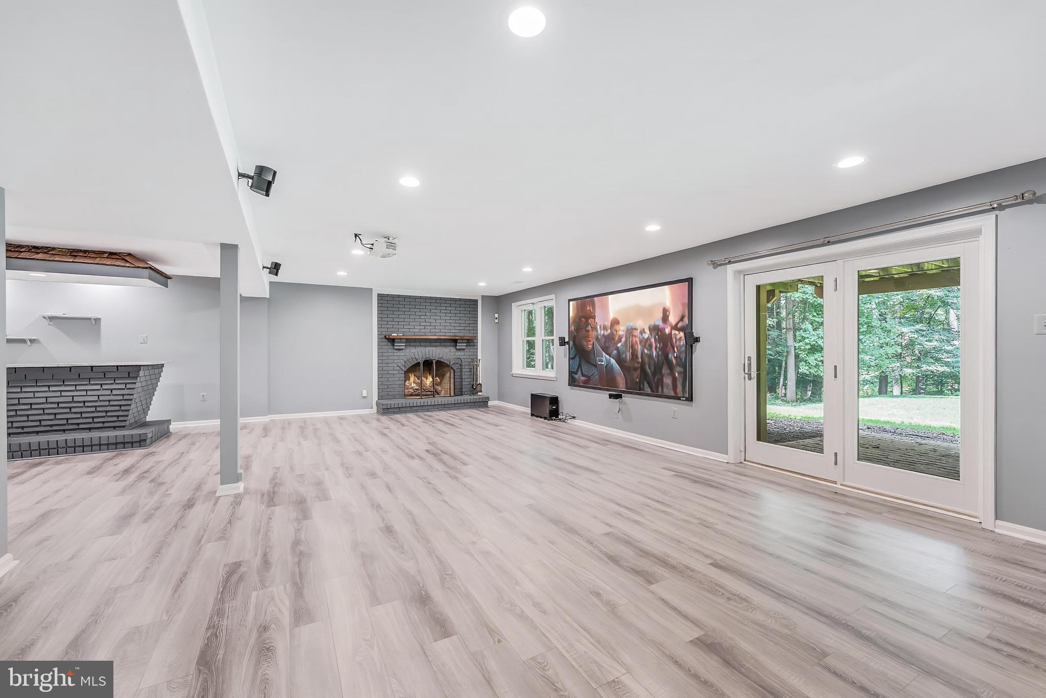 HOLLY KNOLL - Residential
