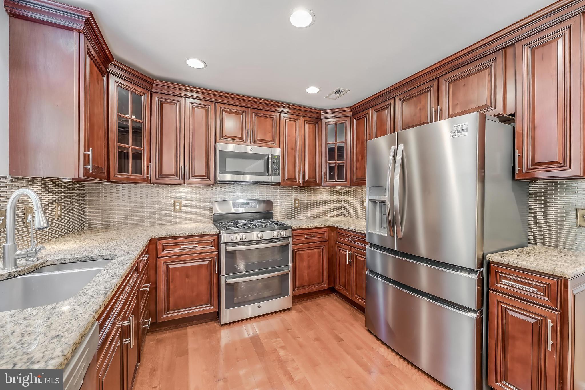 HOLLY KNOLL - Residential