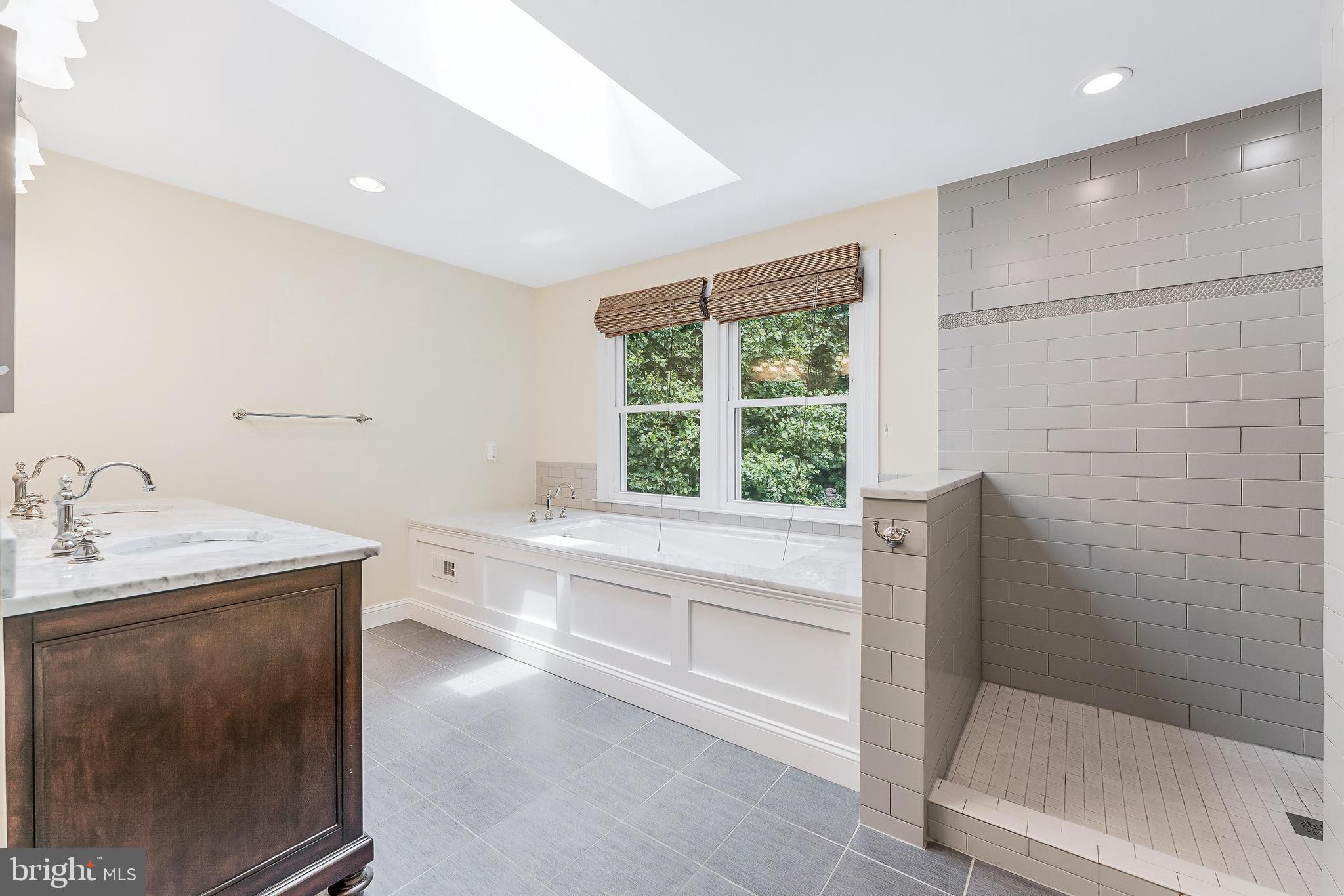 HOLLY KNOLL - Residential