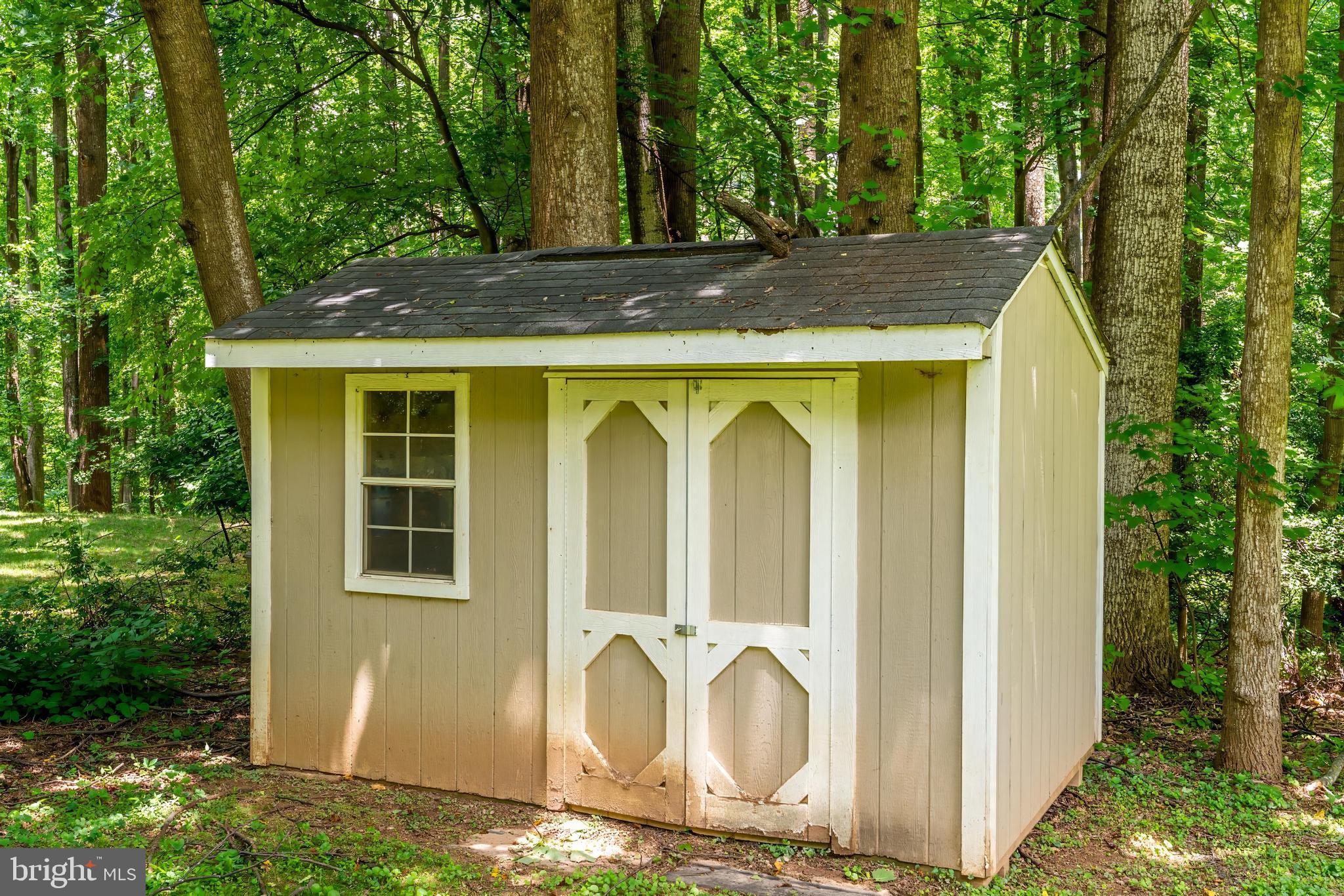 HOLLY KNOLL - Residential