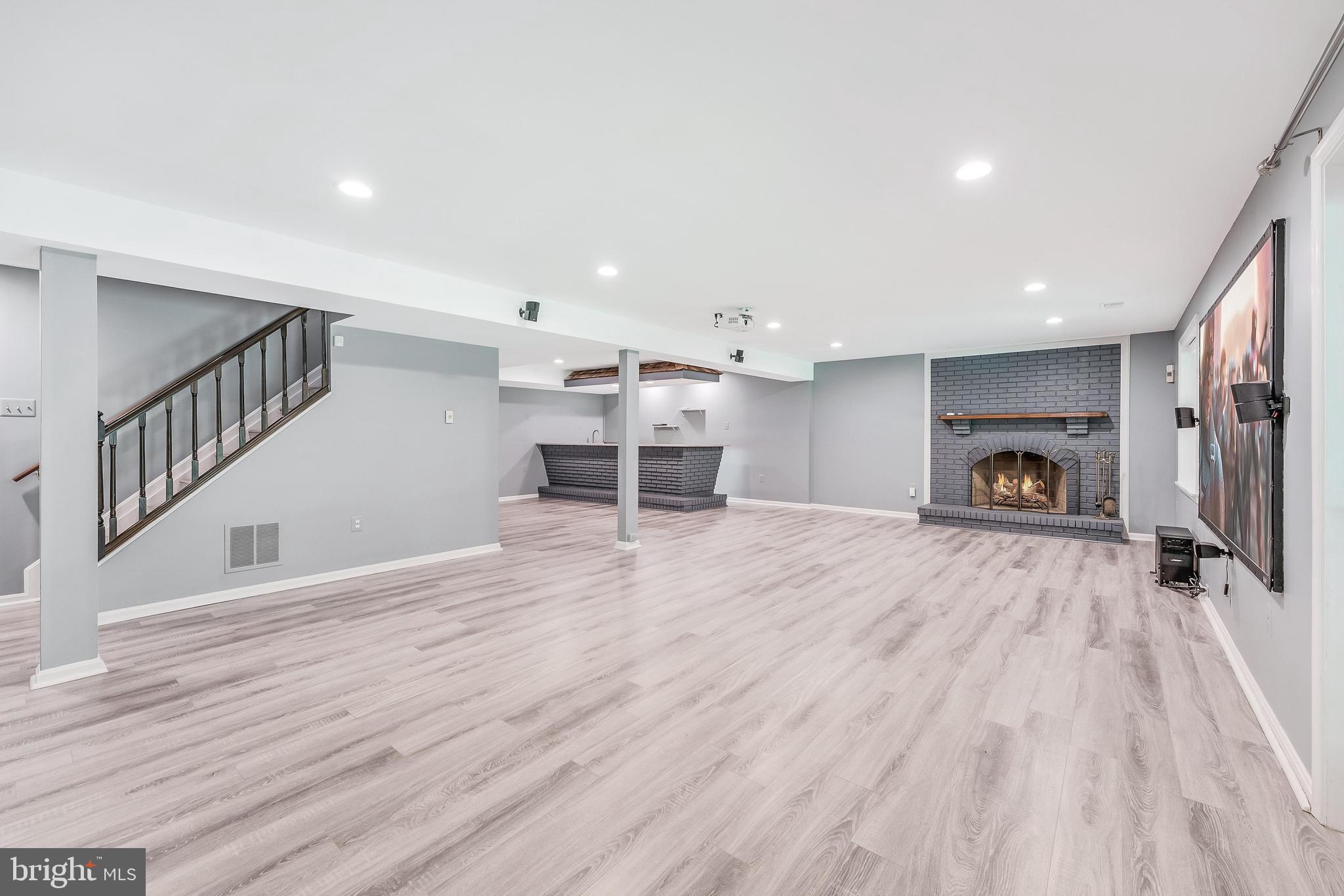 HOLLY KNOLL - Residential