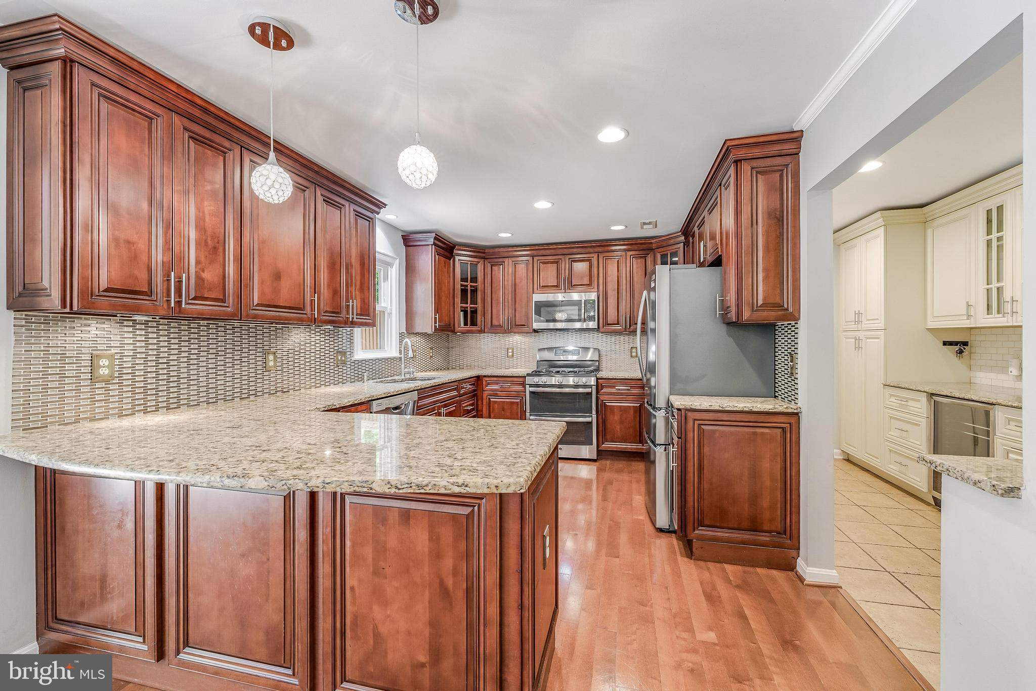HOLLY KNOLL - Residential