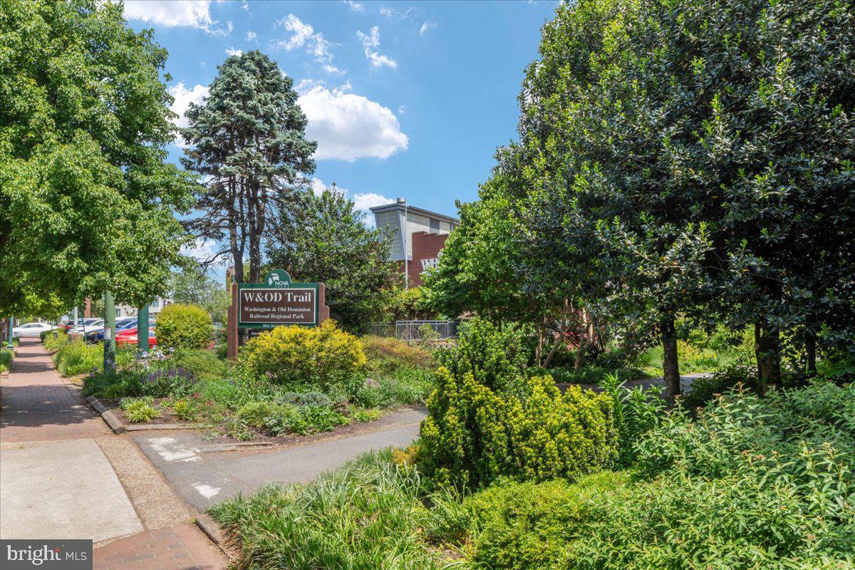 TYSONS MANOR - Residential