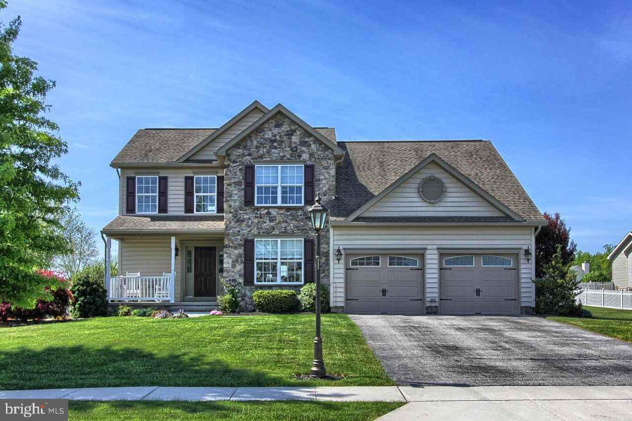 Phenomenal property-private fencing, gorgeous salt water pool & entertainment patio area with fire pit w/pavers. Don't miss the opportunity, purchase one of the best maintained homes in Murren Manor.