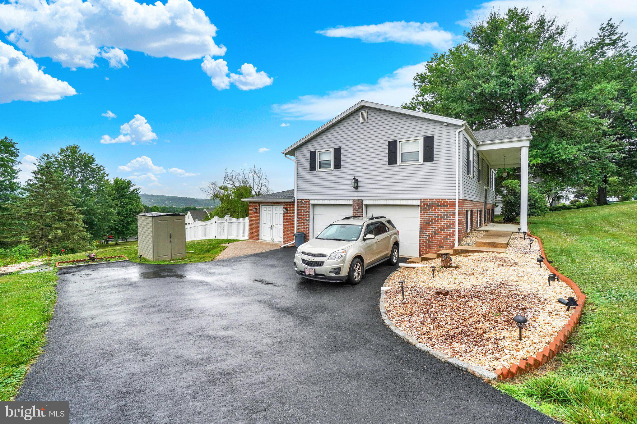 THE OAKS - Residential
