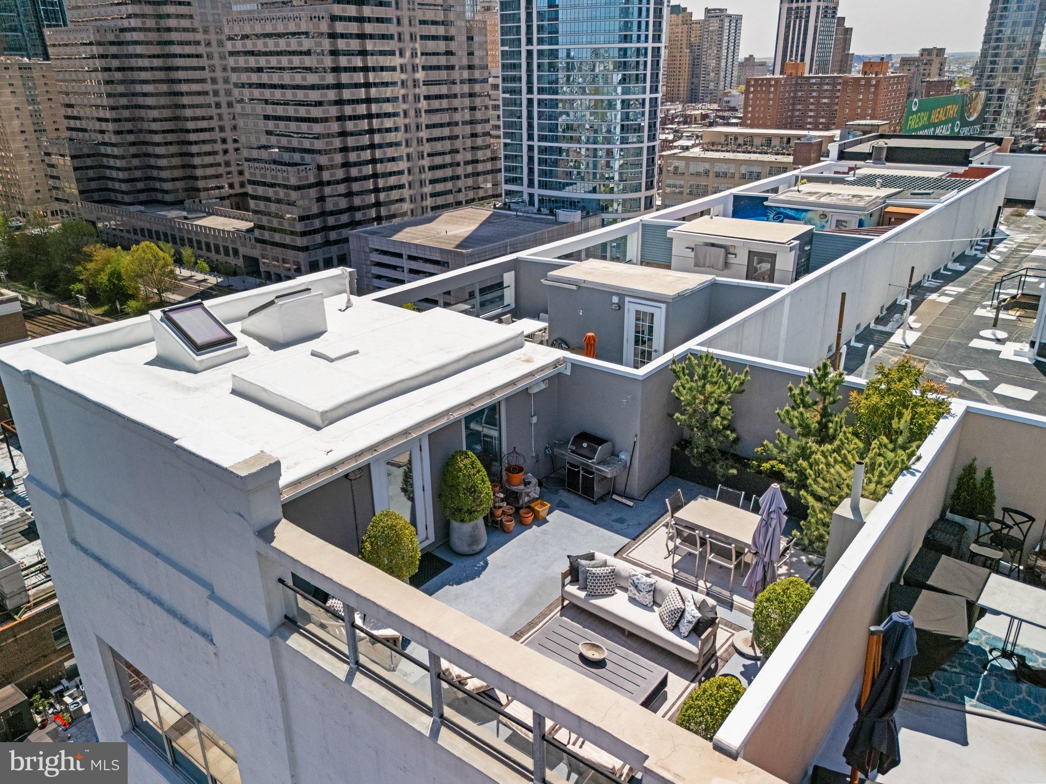LOGAN SQUARE - Residential