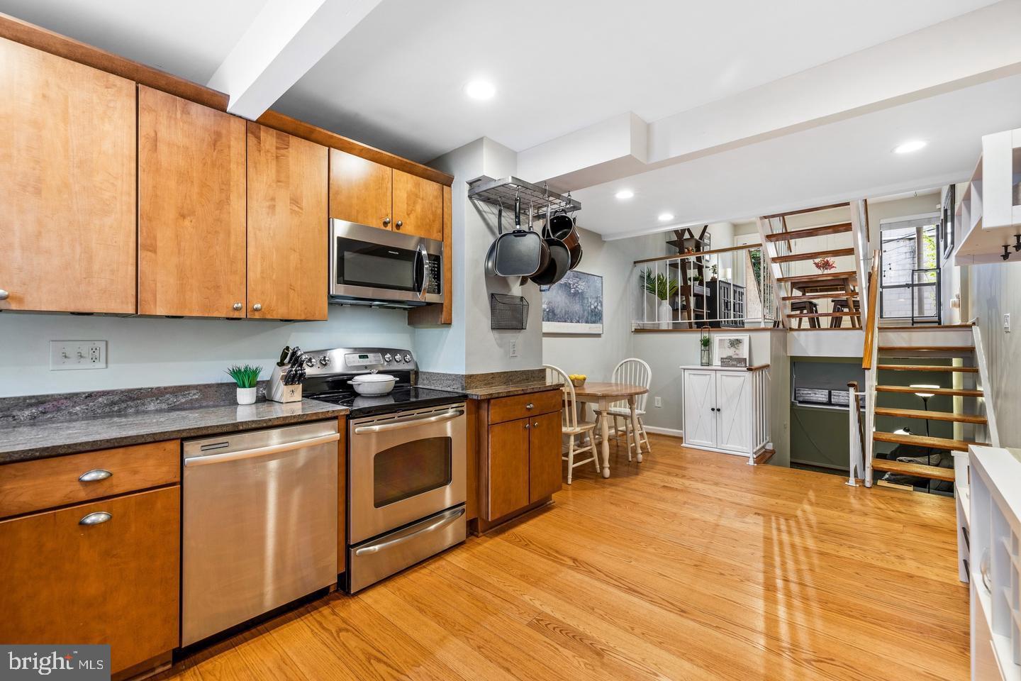 ALBEMARLE SQUARE - Residential