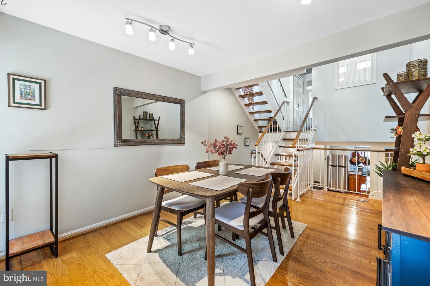 ALBEMARLE SQUARE - Residential