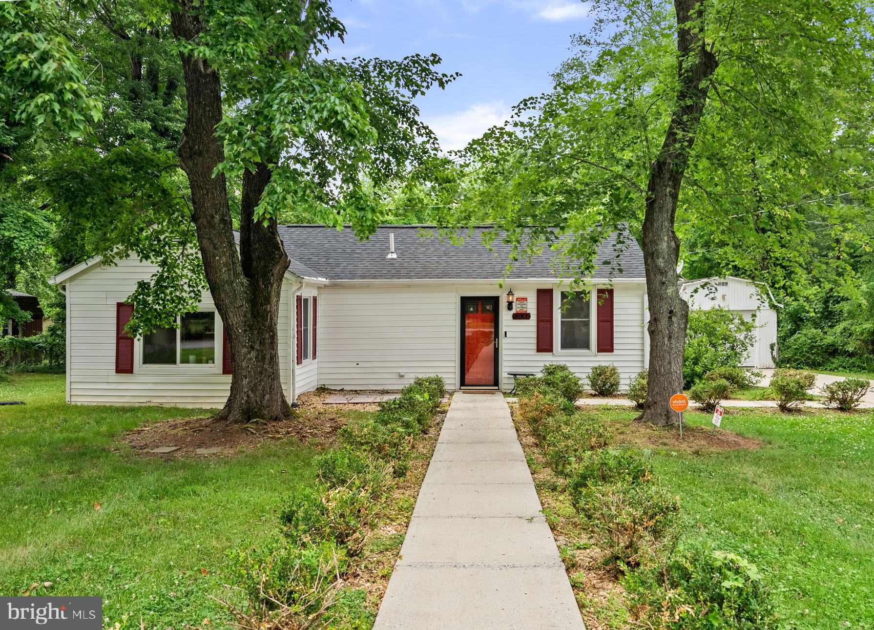 WHITE HALL - Residential