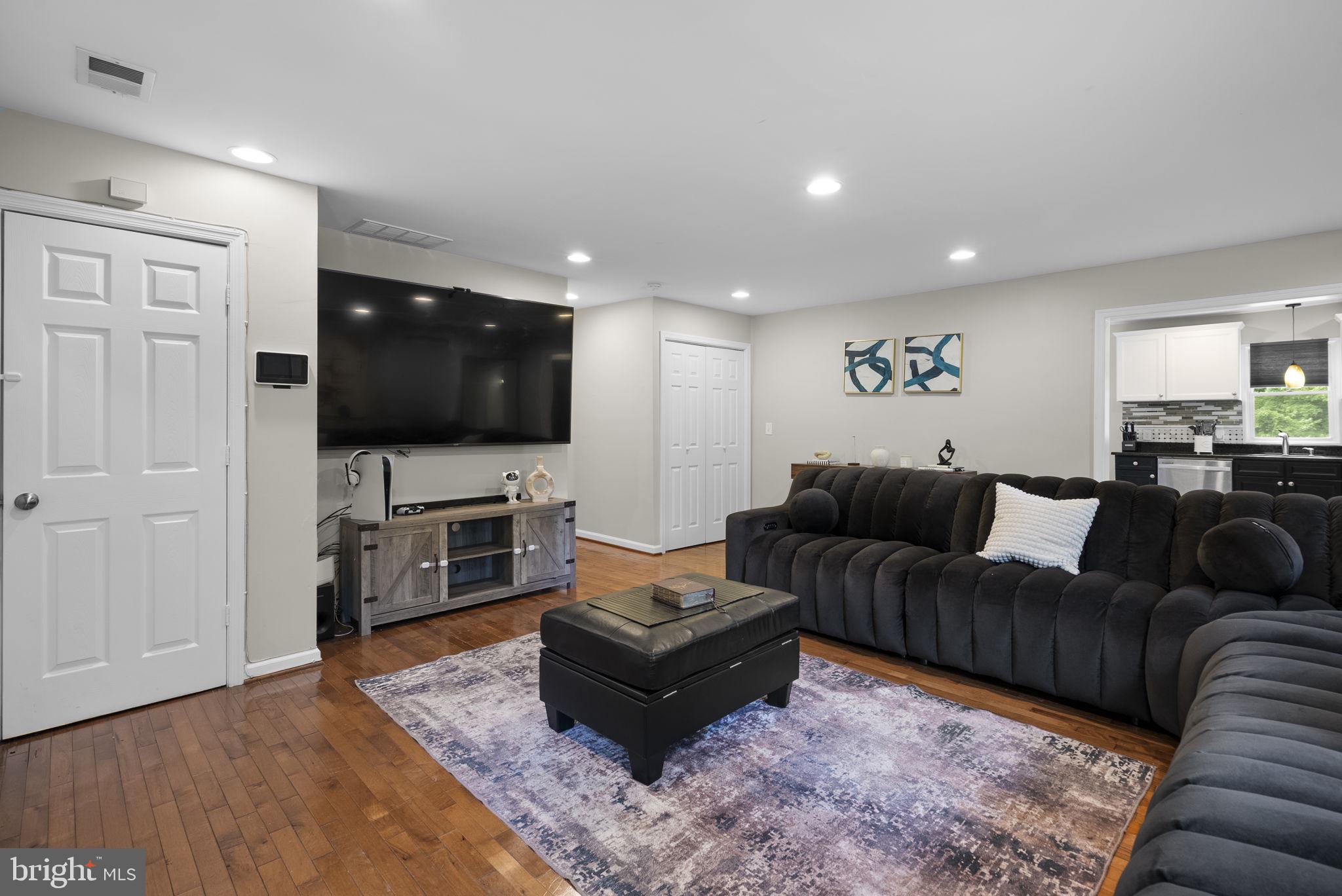 WHITE HALL - Residential