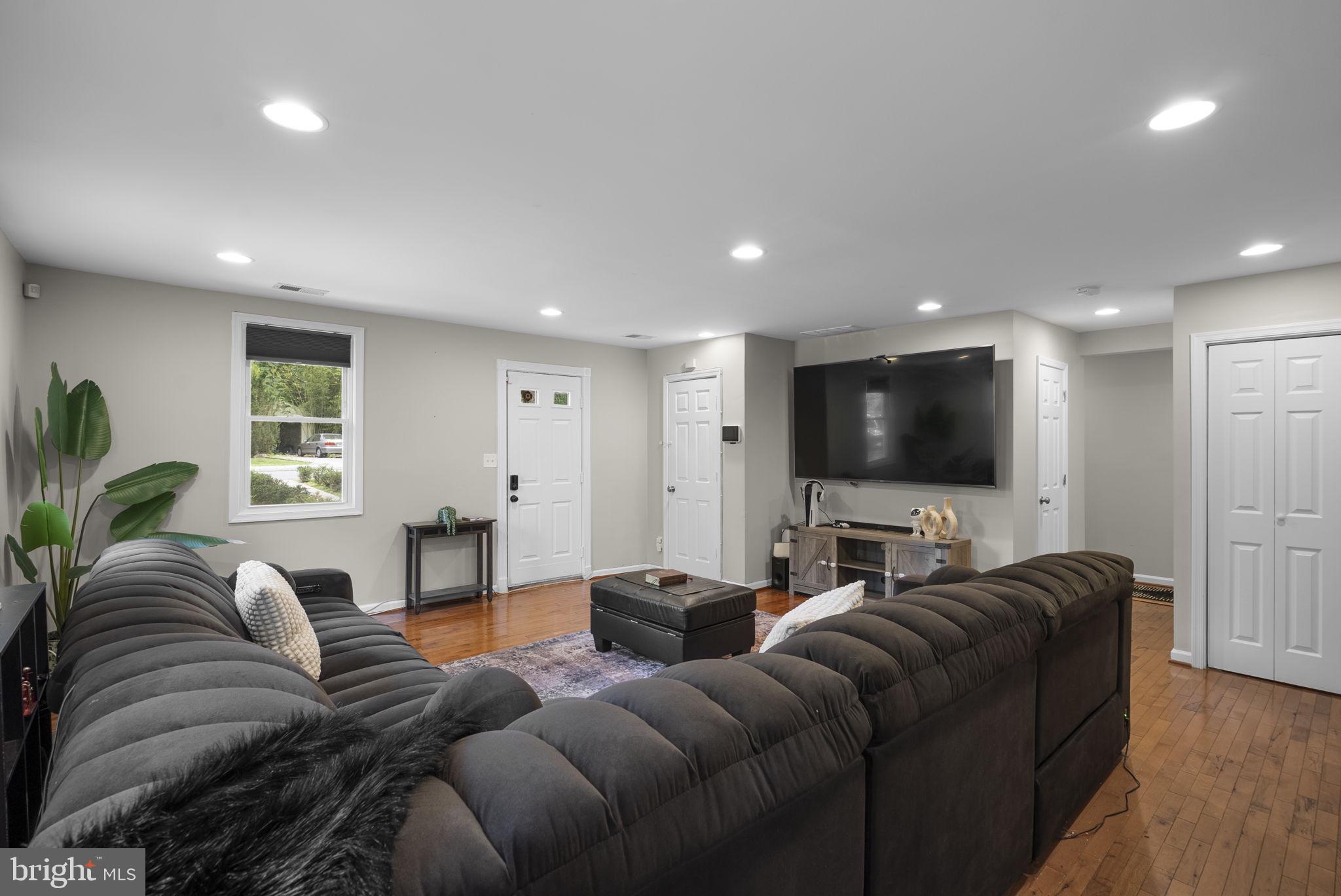 WHITE HALL - Residential
