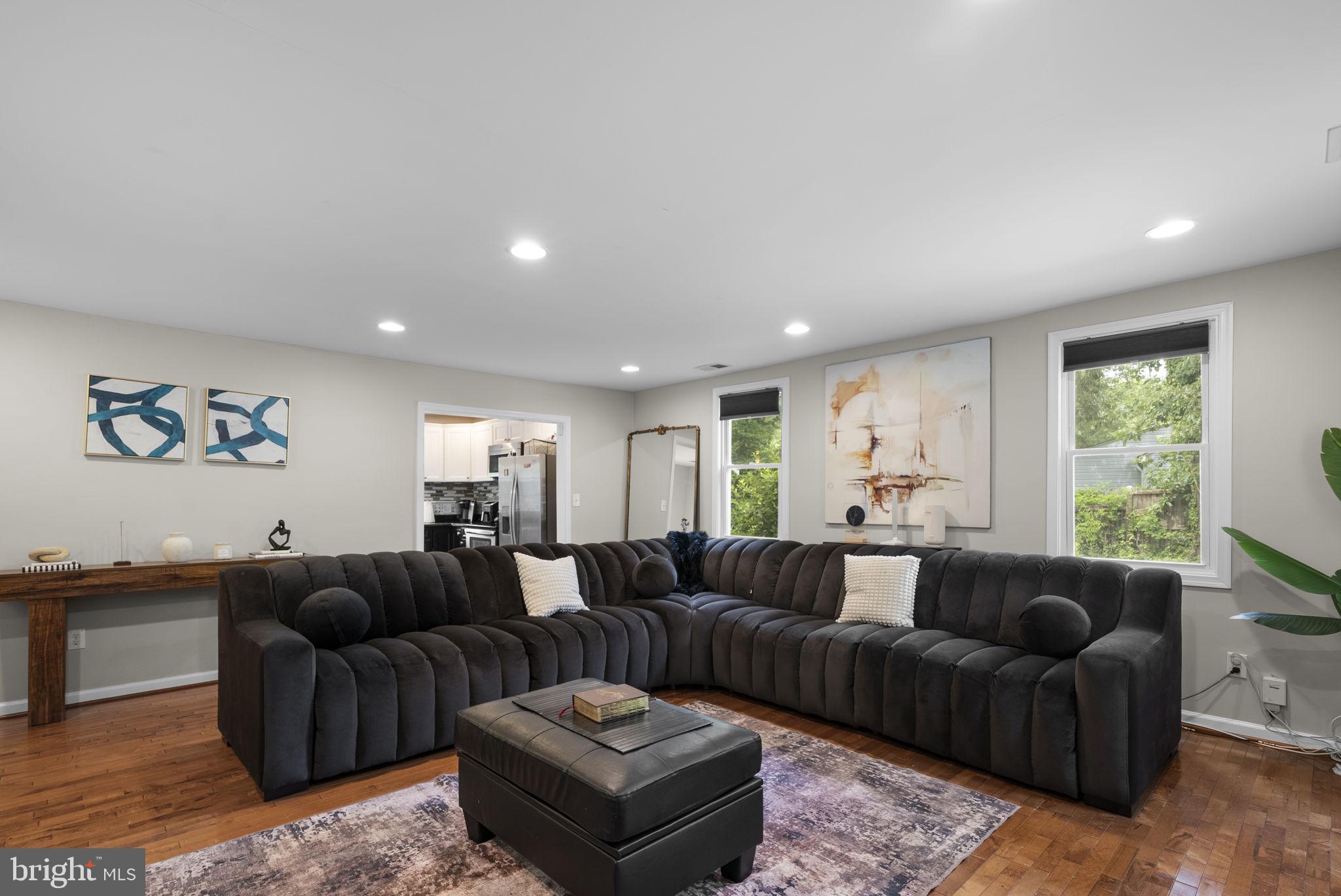 WHITE HALL - Residential