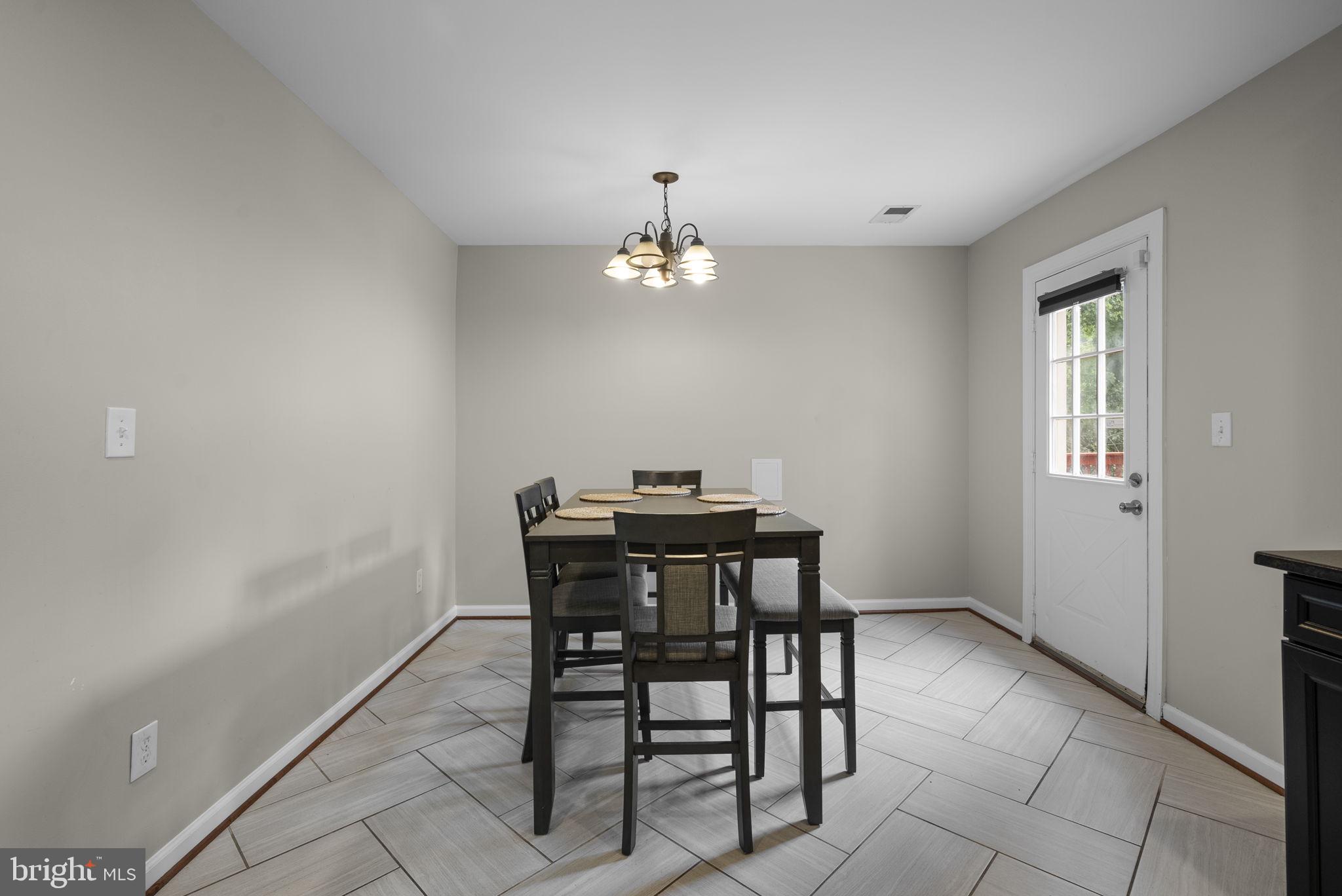 WHITE HALL - Residential