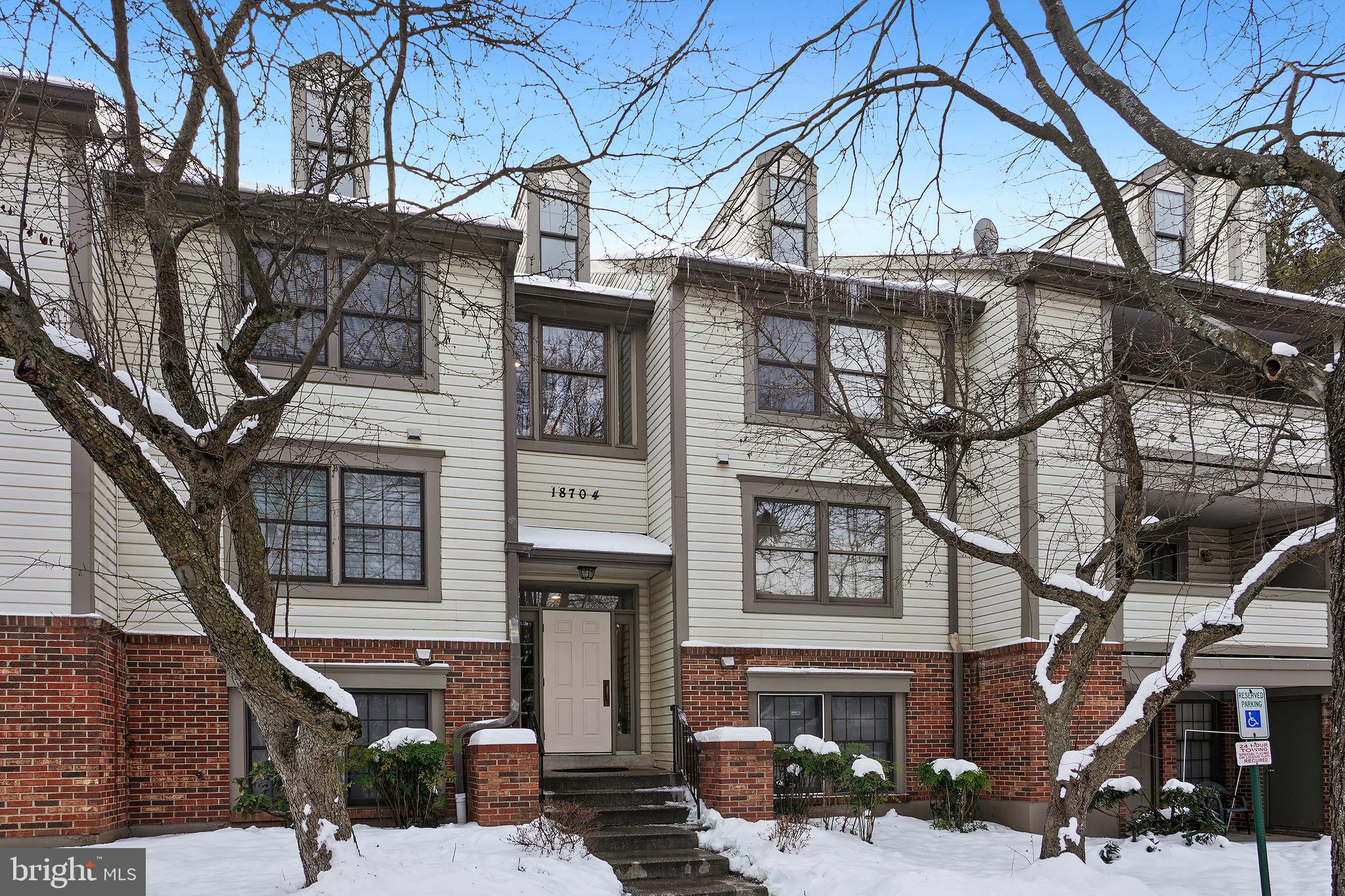 Fantastic opportunity to purchase this spacious updated top floor unit.   The open floor plan offers high ceilings with skylights,  2 large bedrooms, 2 baths,  updated kitchen, updated baths,  ample entertaining space, wood burning fireplace, and a large private deck/patio.   Conveniently located near shopping, restaurants, the MARC train, and  I-270 this home provides and easy commuting route.   Additionally, located close  to Gunners Lake, Waring Station and Gunners Branch Parks, this home provides an array of outdoor recreational opportunities including walking trails, parks, tennis and basketball courts, and community pools.
Offers due by 9am 1/29/24.