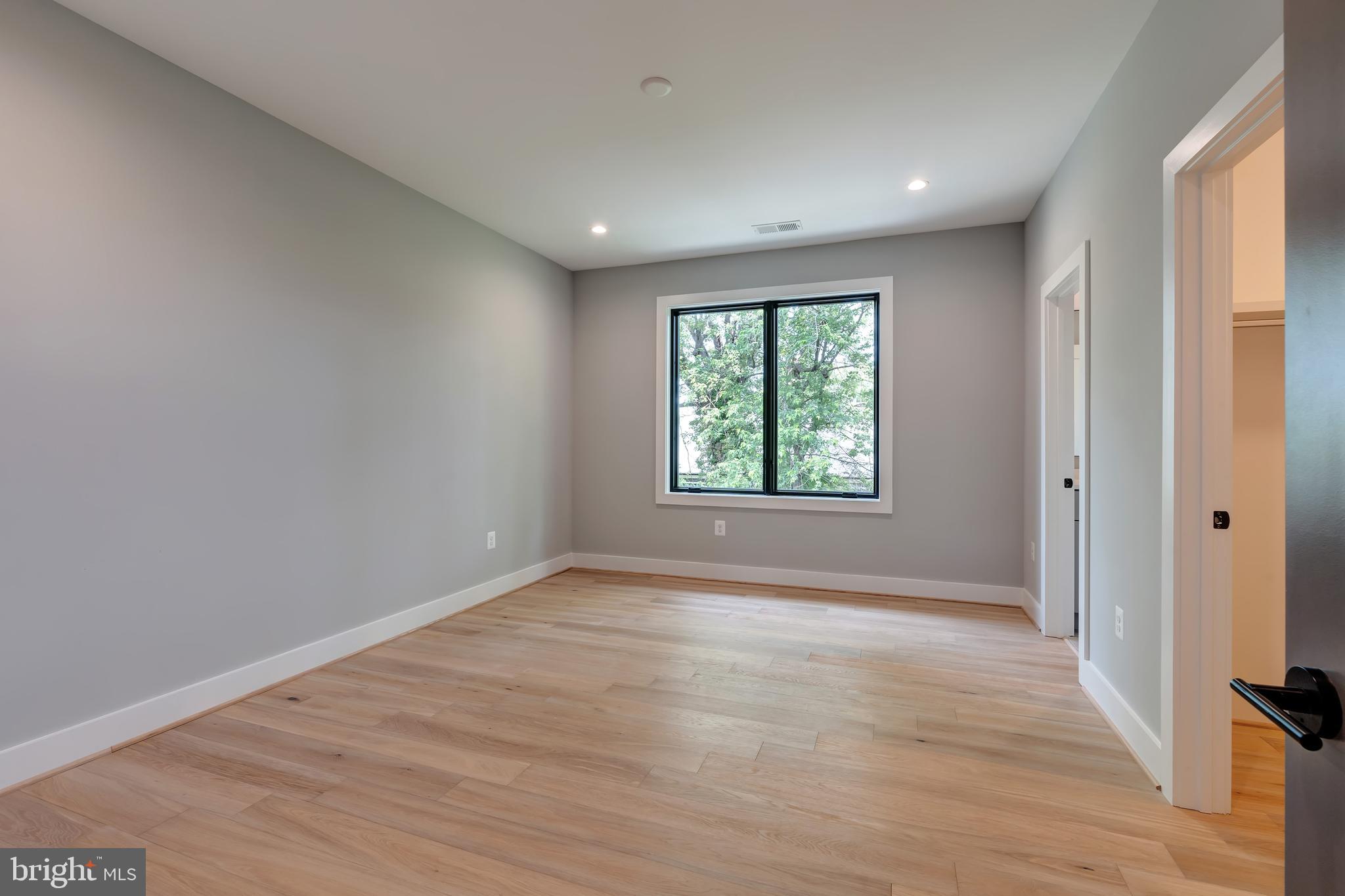 MCLEAN MANOR - Residential