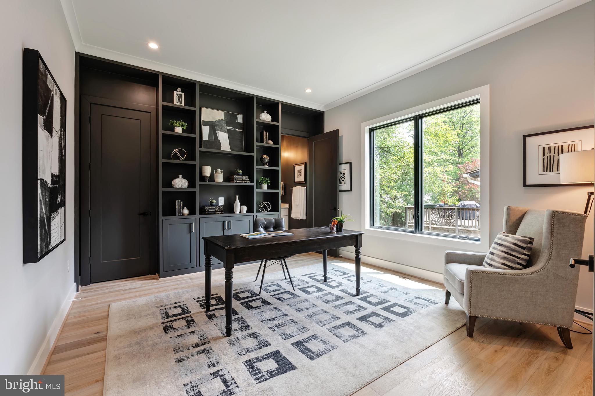 MCLEAN MANOR - Residential