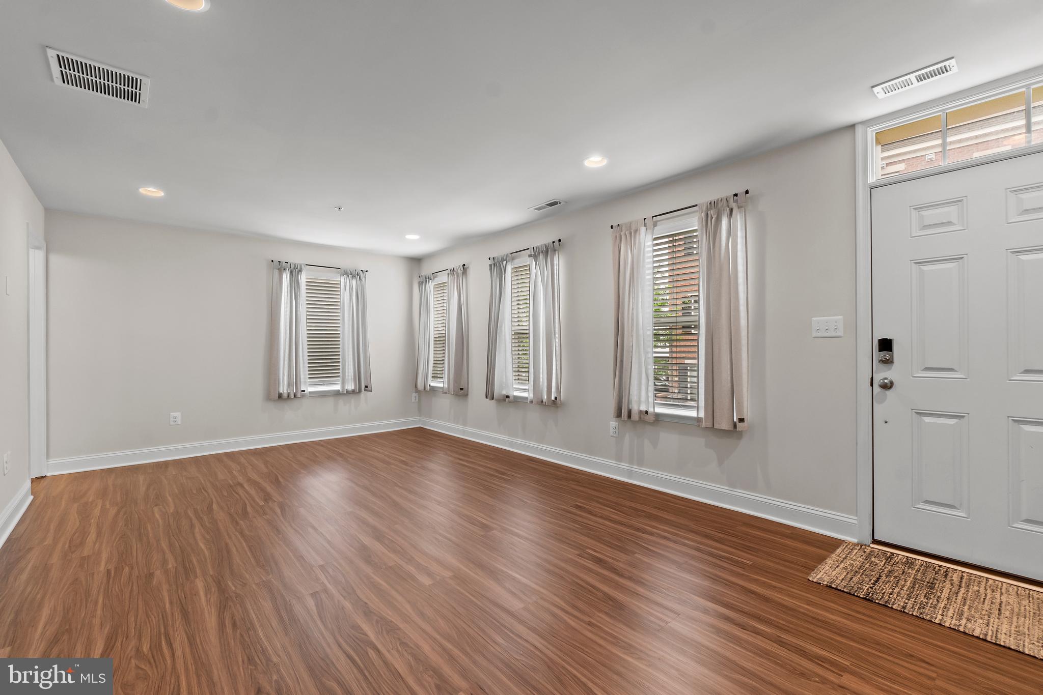 STRAWBRIDGE COMMONS - Residential