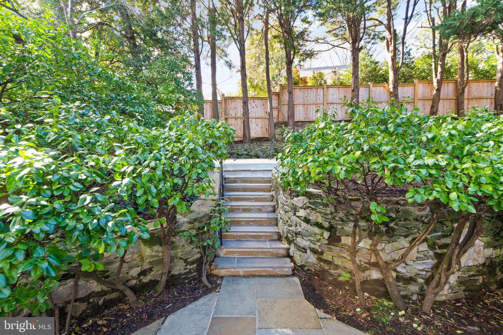 WOODLEY PARK - Residential
