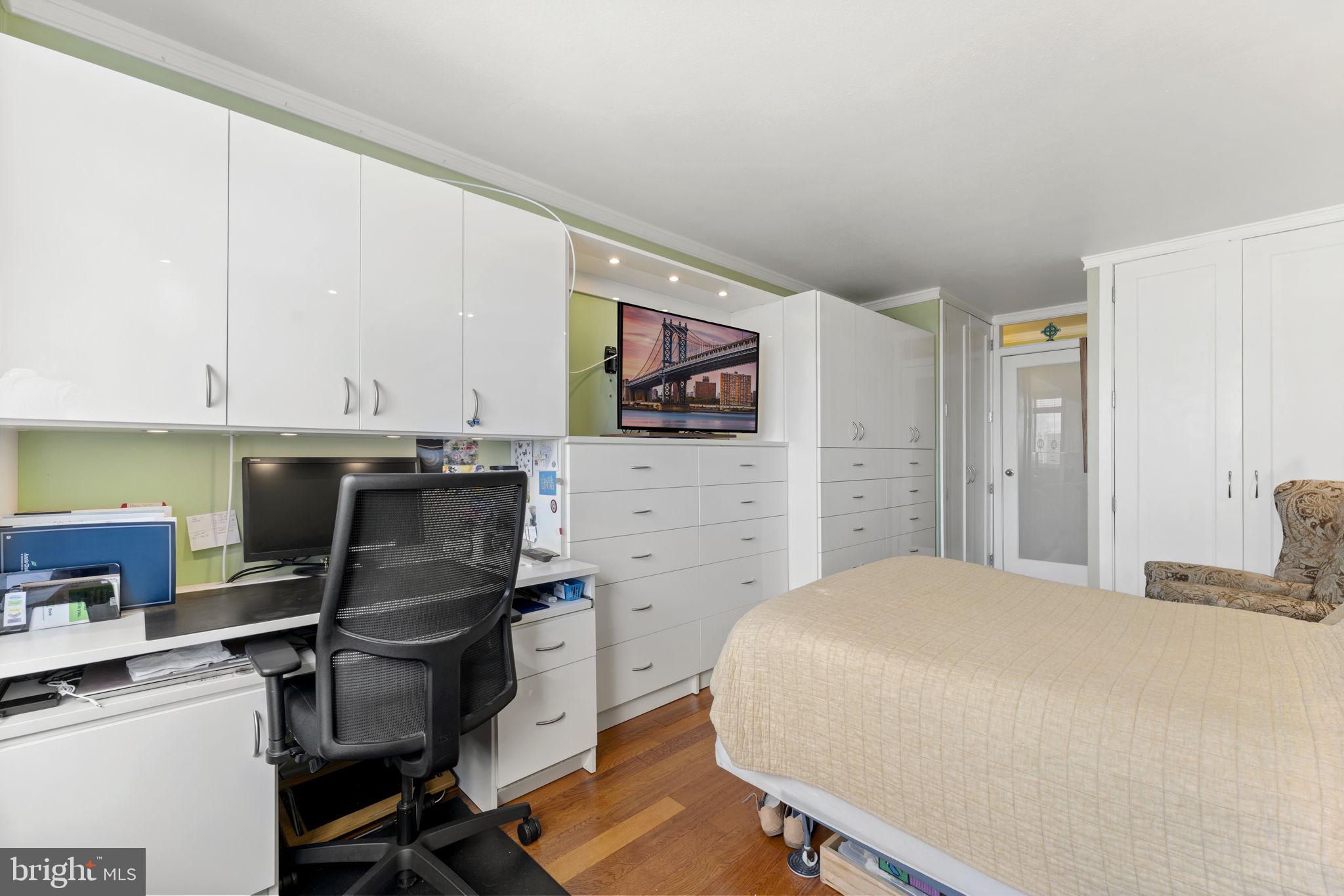 LOGAN SQUARE - Residential
