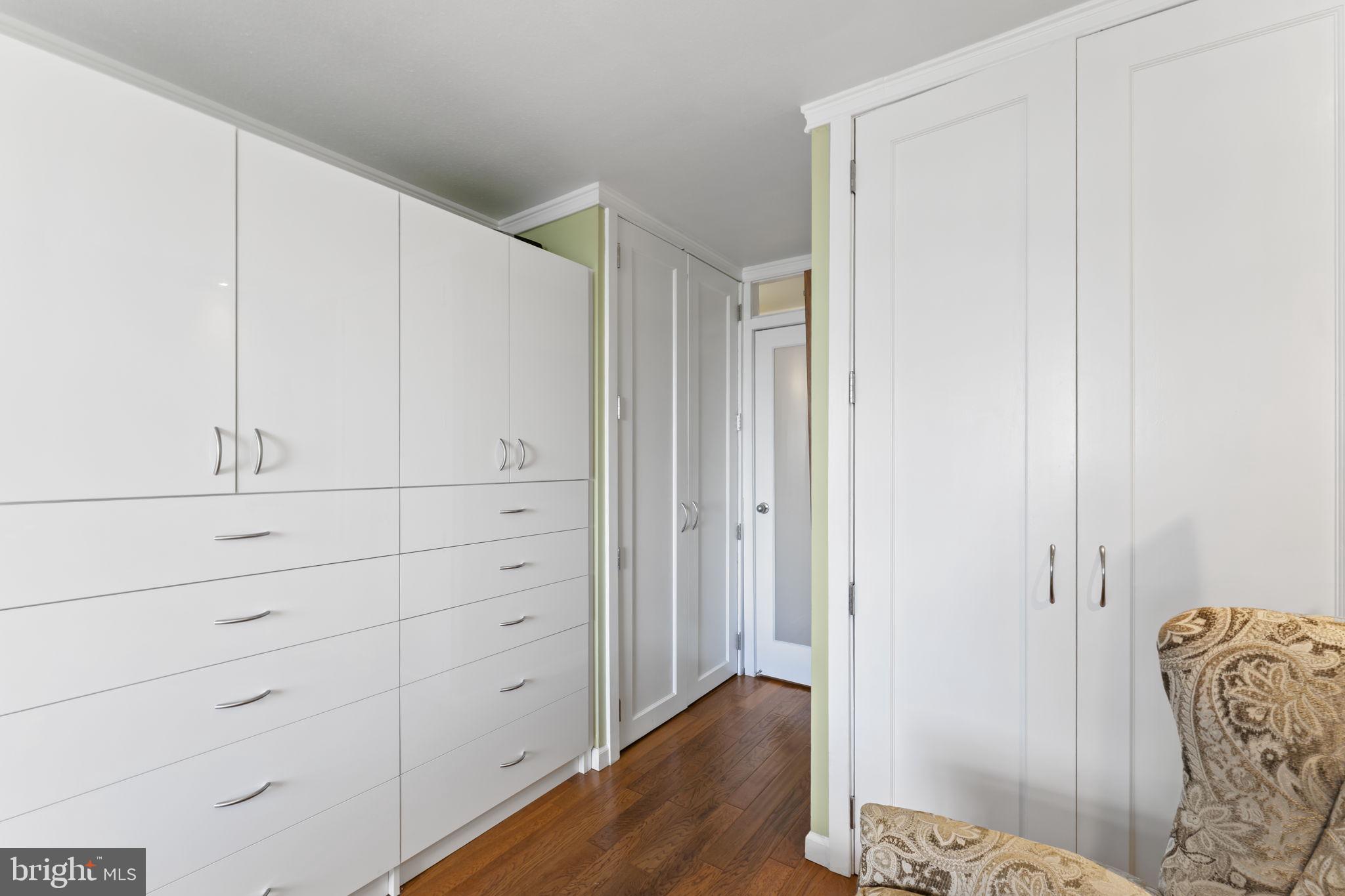 LOGAN SQUARE - Residential