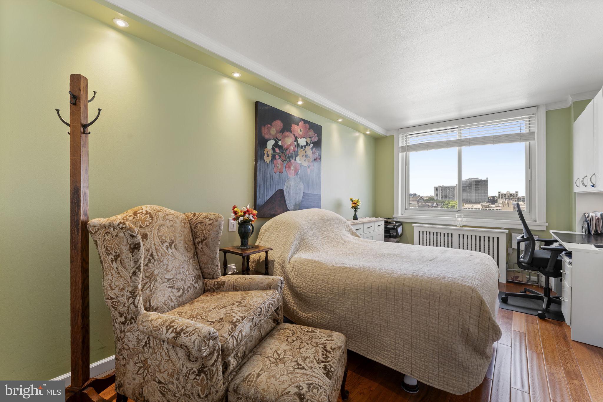 LOGAN SQUARE - Residential