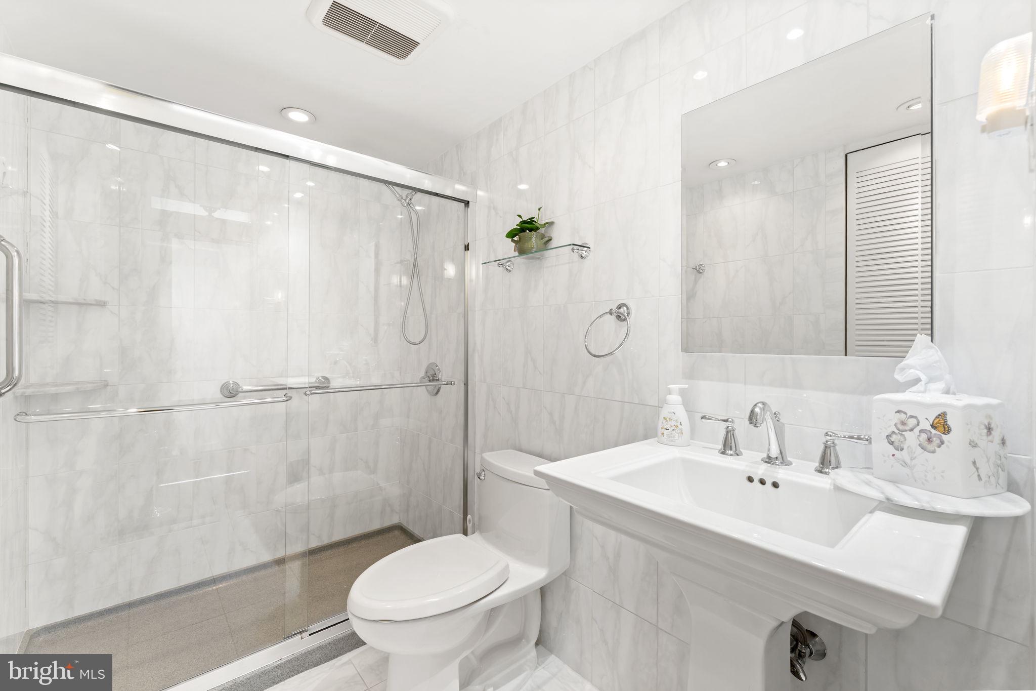 LOGAN SQUARE - Residential