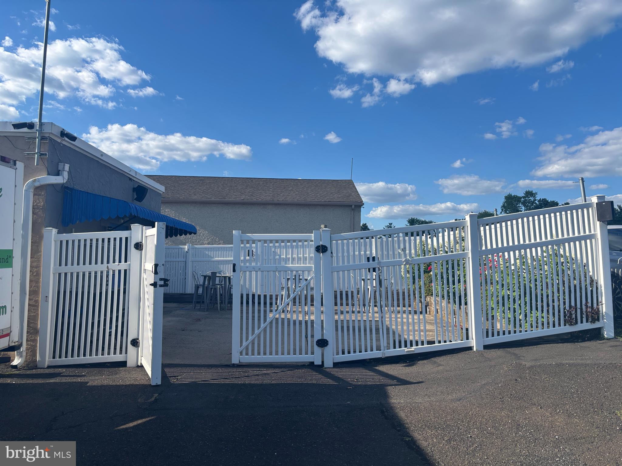 SPEEDWAY - Commercial Sale