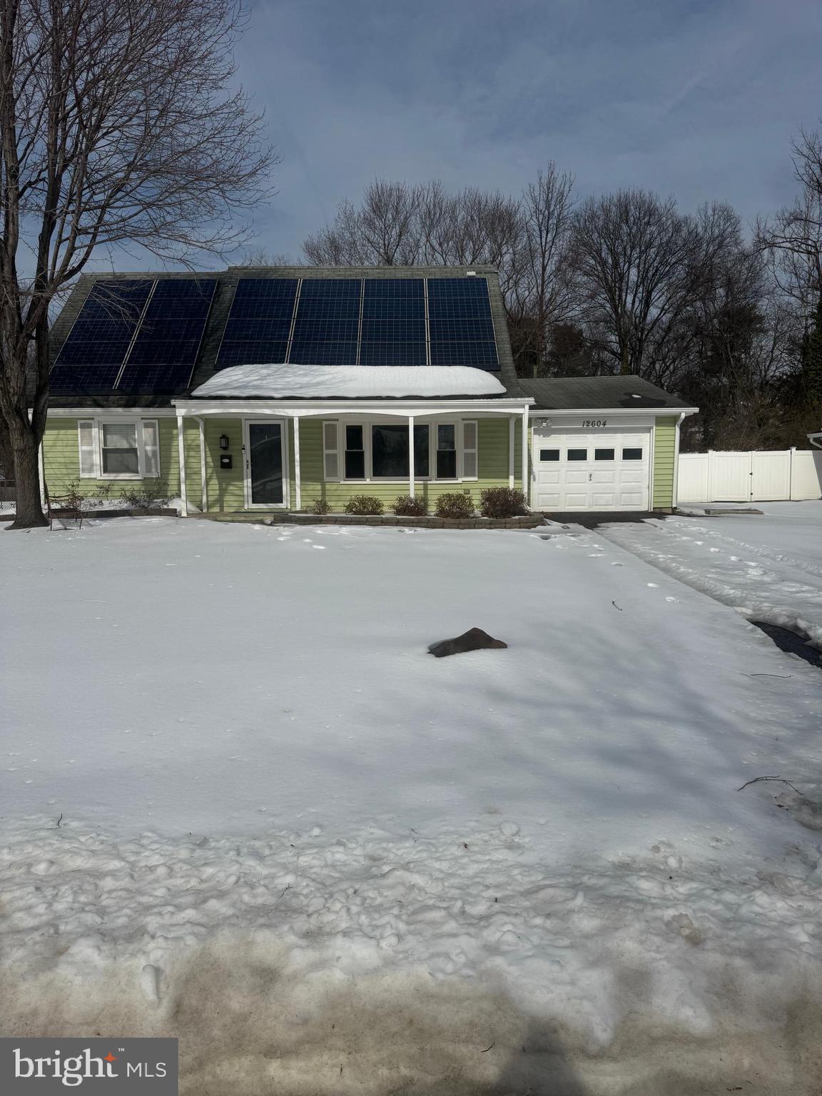 This remarkable house is up for rent in an upscale neighborhood of Bowie.  It features 4bdrm and 2 full baths. The main level has 2bdrms and 1 full bath while the upstairs have 2bdrms and 1 full bath.  It has a beautiful backyard for relaxion and that summer cookouts. The appliances are updated and it has a solar system that is 2yrs old. Owner is very motivated, so bring your applications.