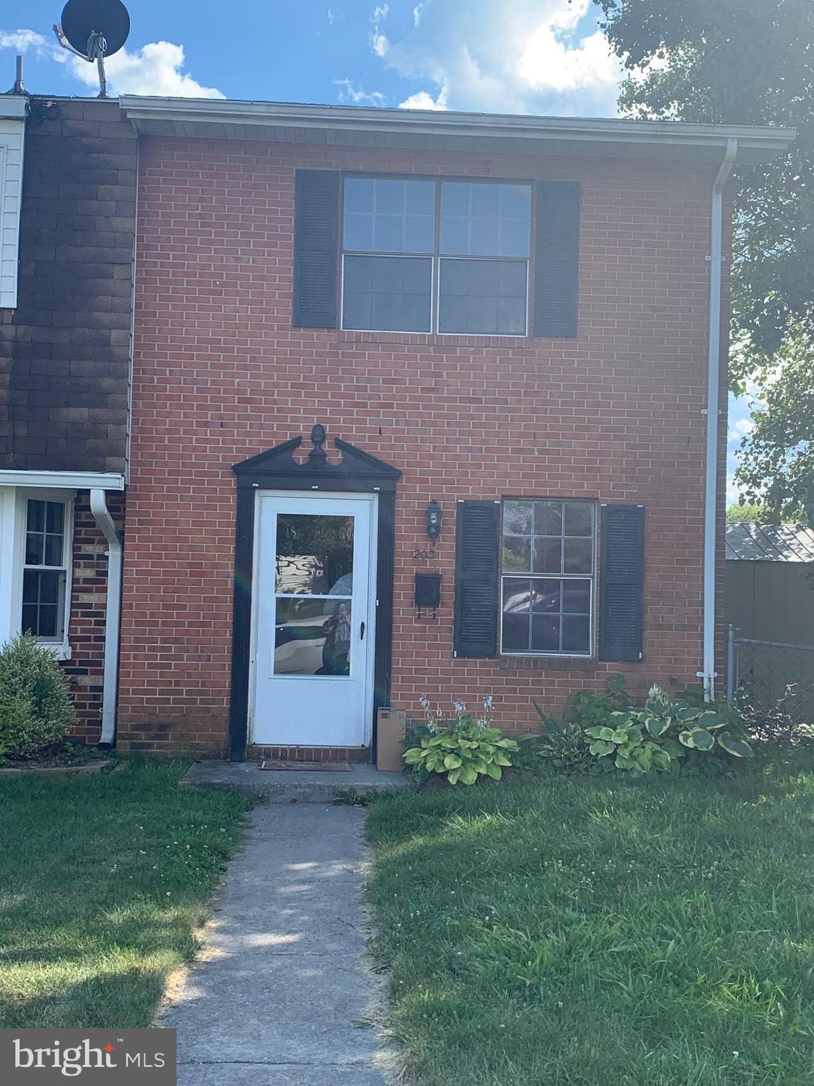 2 bedroom, 1 bath  end unit townhouse. Trash is included in rent. 
Application fee $50 per adult made out to Hamilton Management LLC PO Box 6182 Leesburg VA 20178 Please use NVAR rental application and NOT Rentspree
 NO CATS !!!!