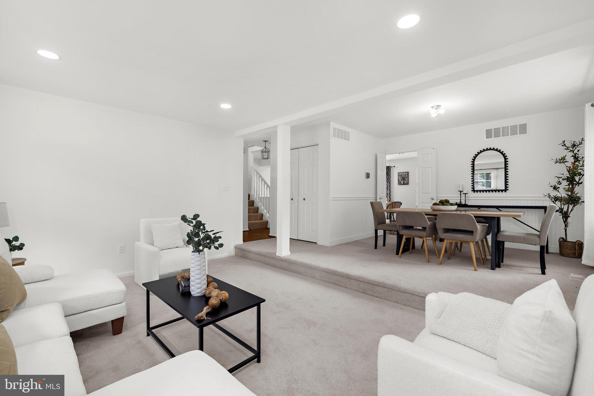 COLLEGE MANOR - Residential