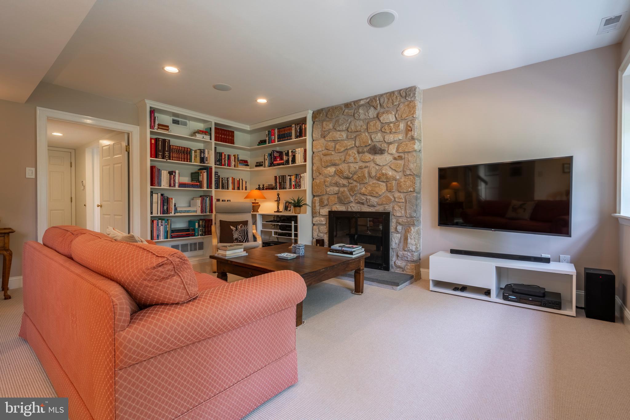 VILLAGE CIRCLE - Residential