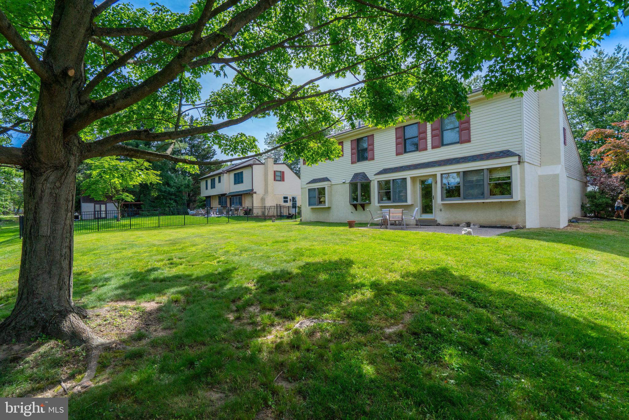 VILLAGE CIRCLE - Residential