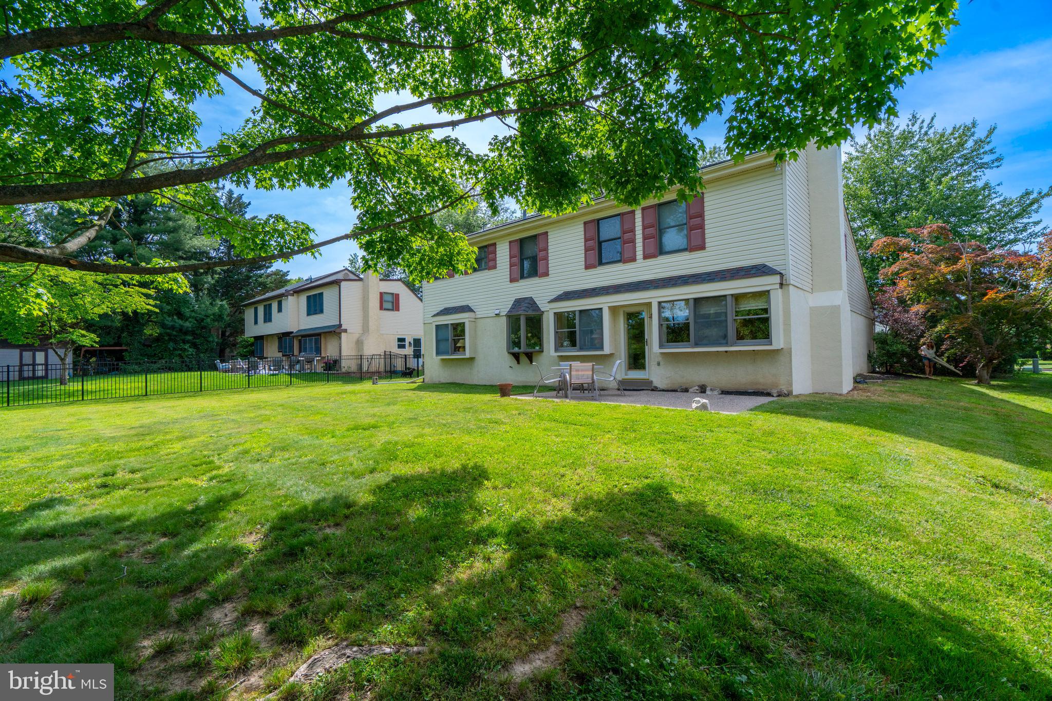 VILLAGE CIRCLE - Residential