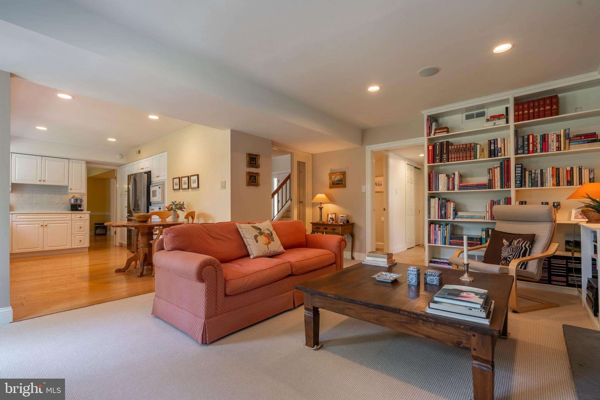 VILLAGE CIRCLE - Residential