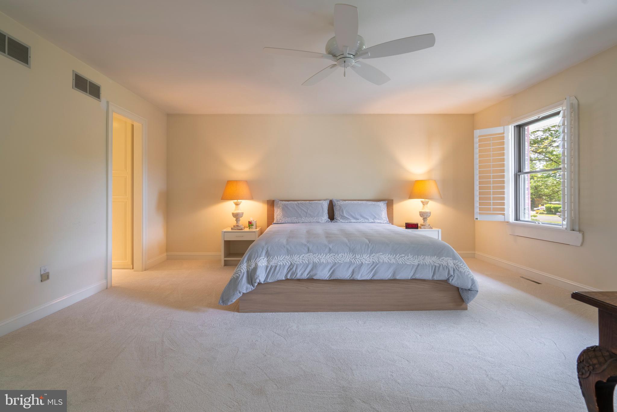 VILLAGE CIRCLE - Residential