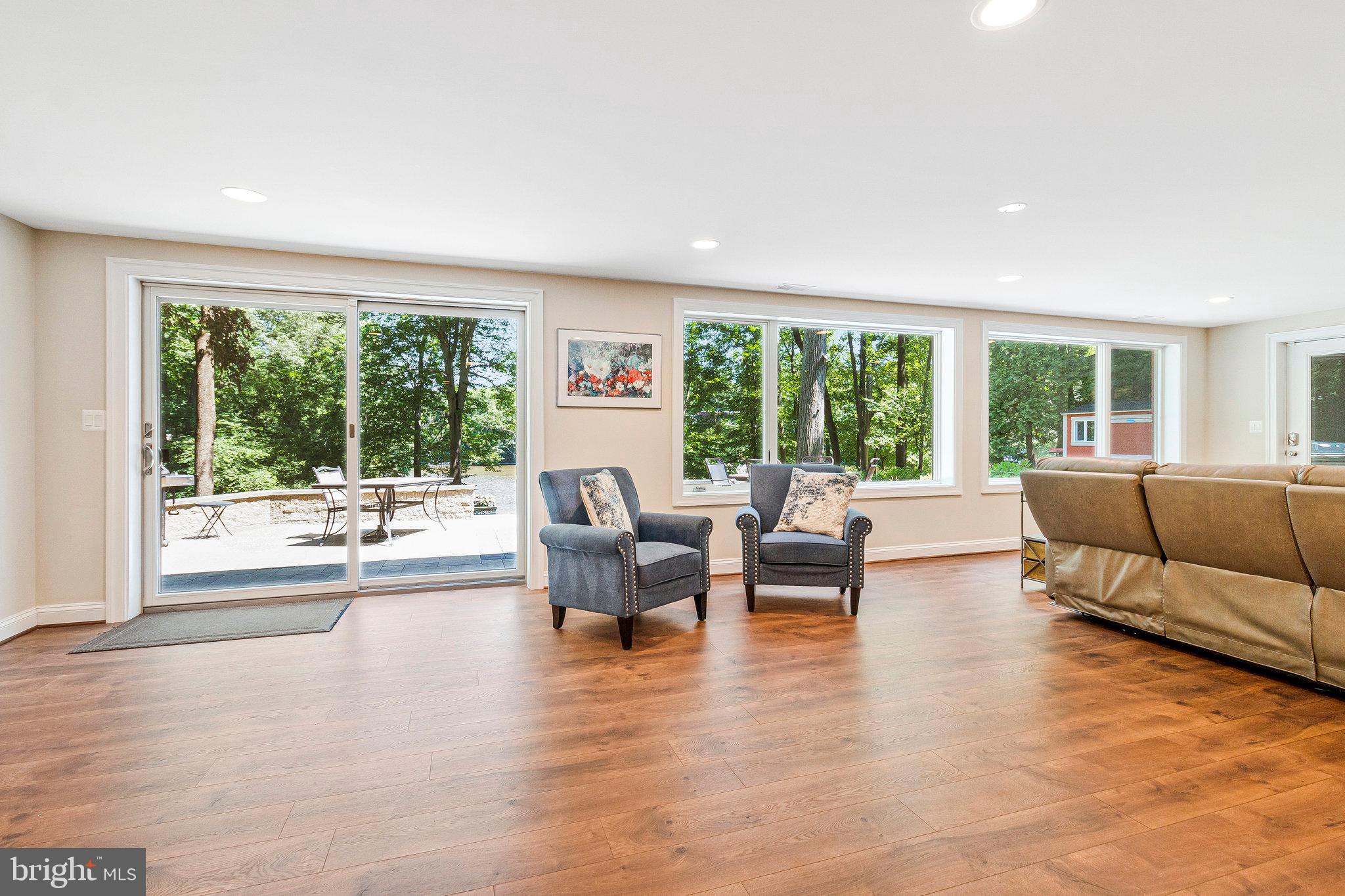 LAKE BARCROFT - Residential