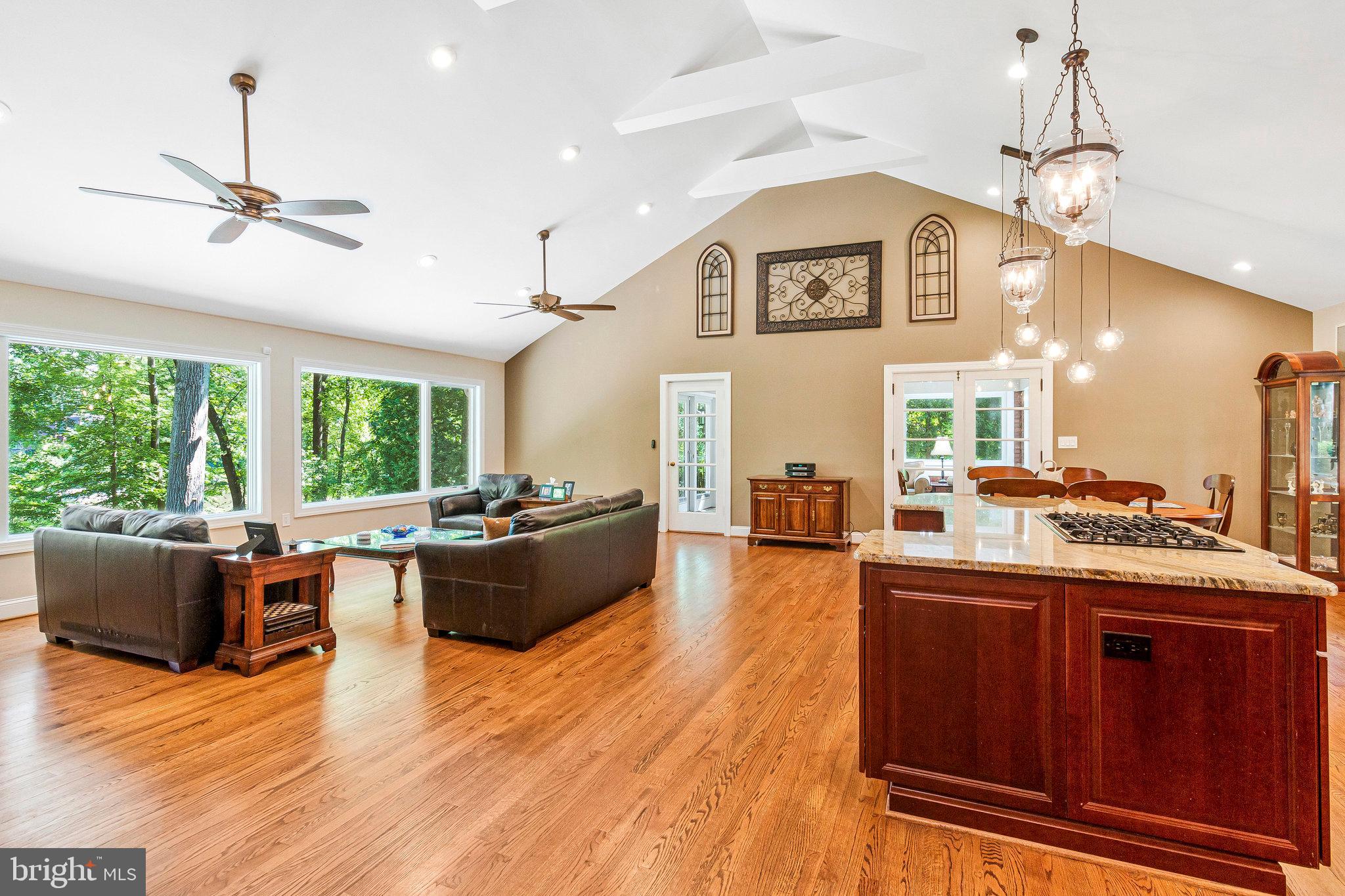 LAKE BARCROFT - Residential