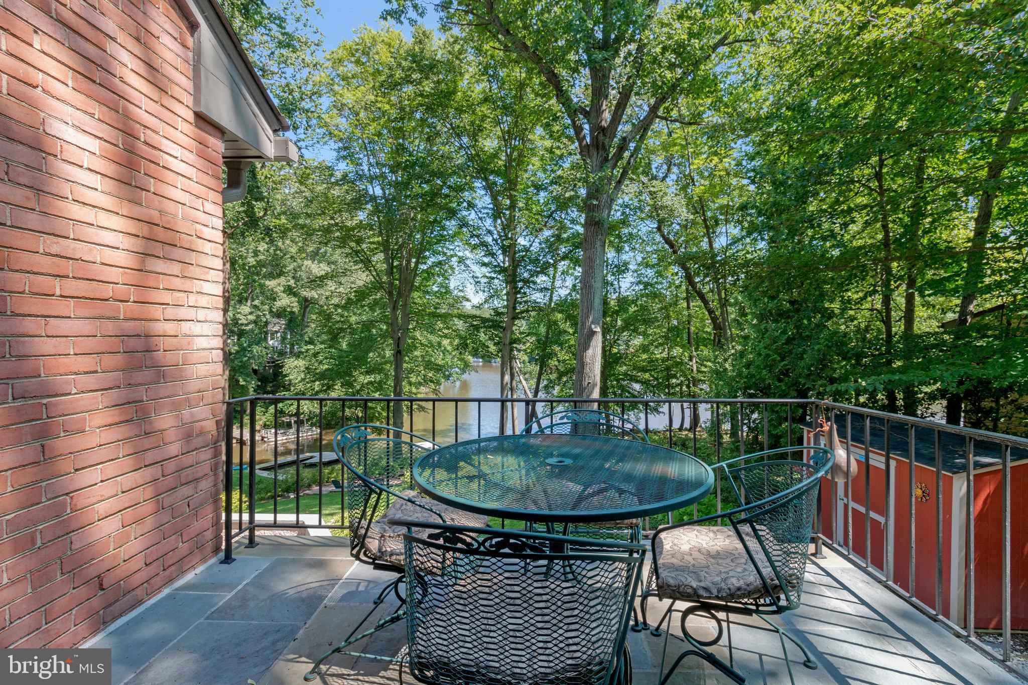 LAKE BARCROFT - Residential