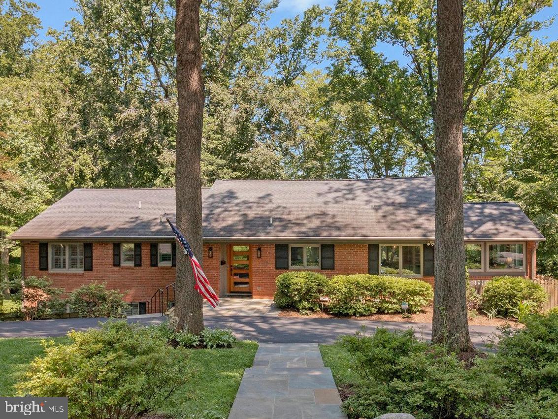 LAKE BARCROFT - Residential