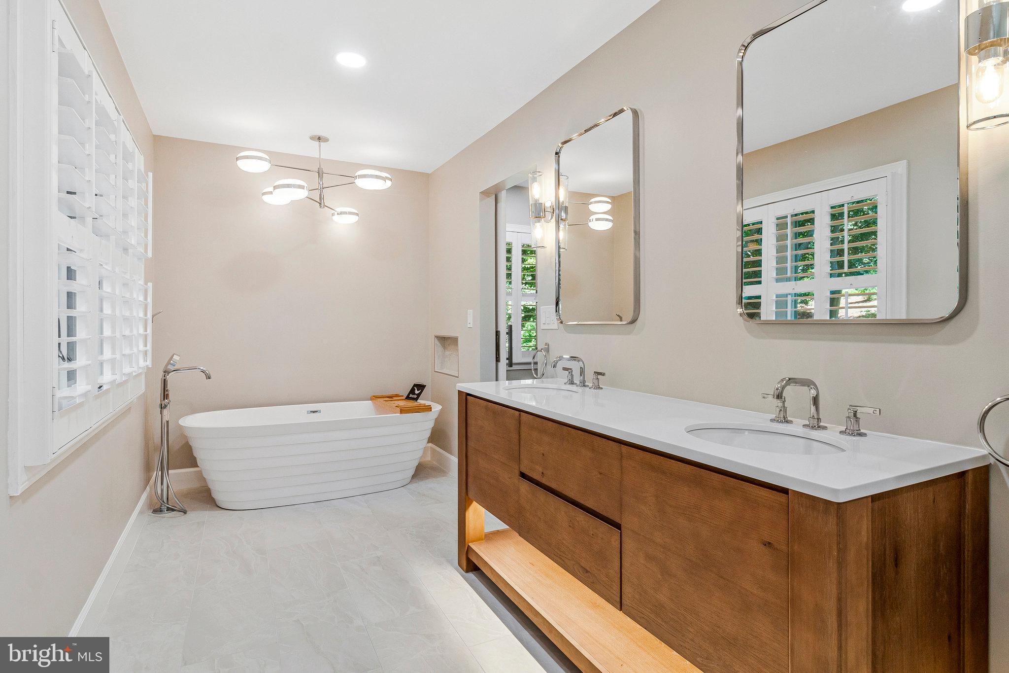 LAKE BARCROFT - Residential