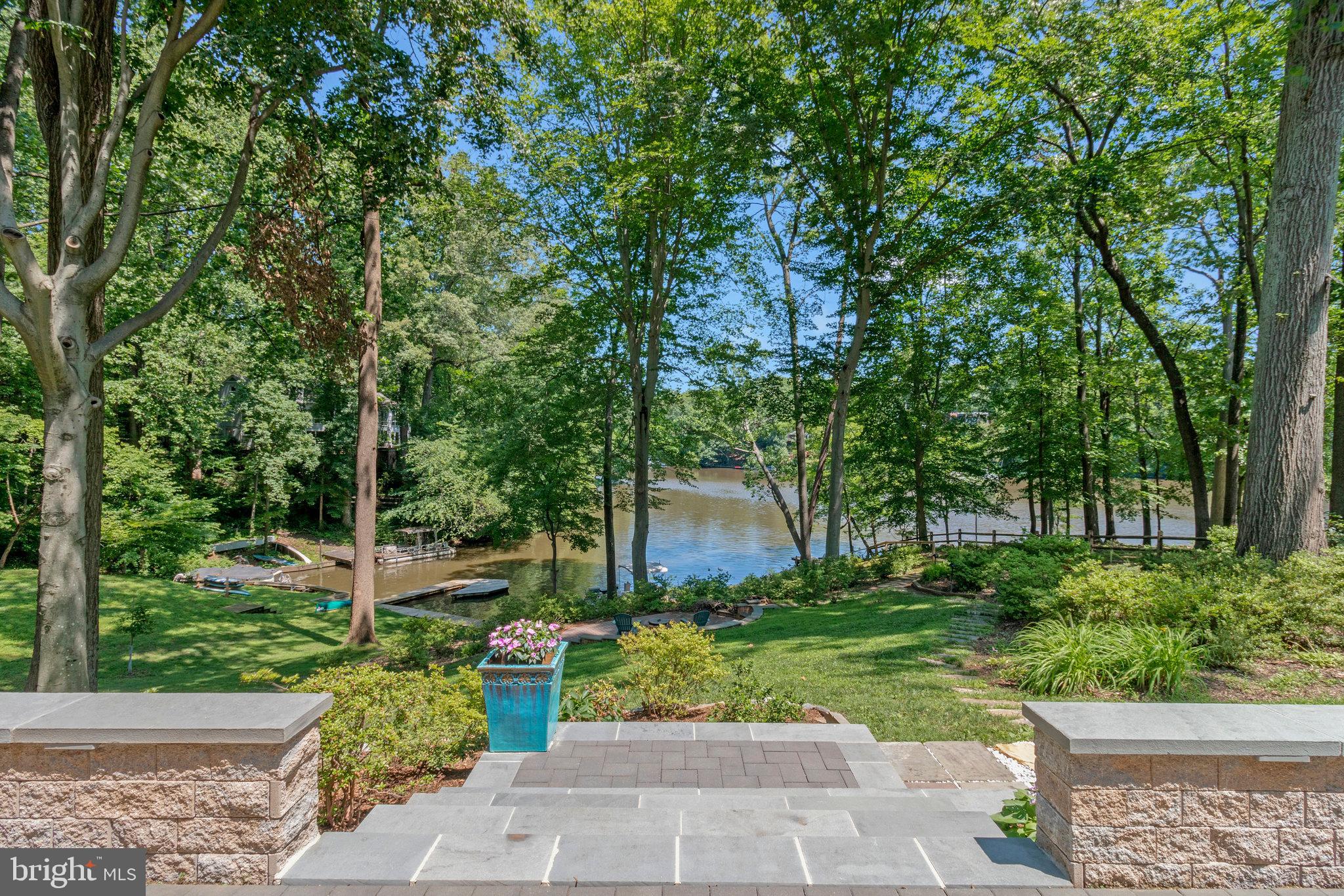LAKE BARCROFT - Residential