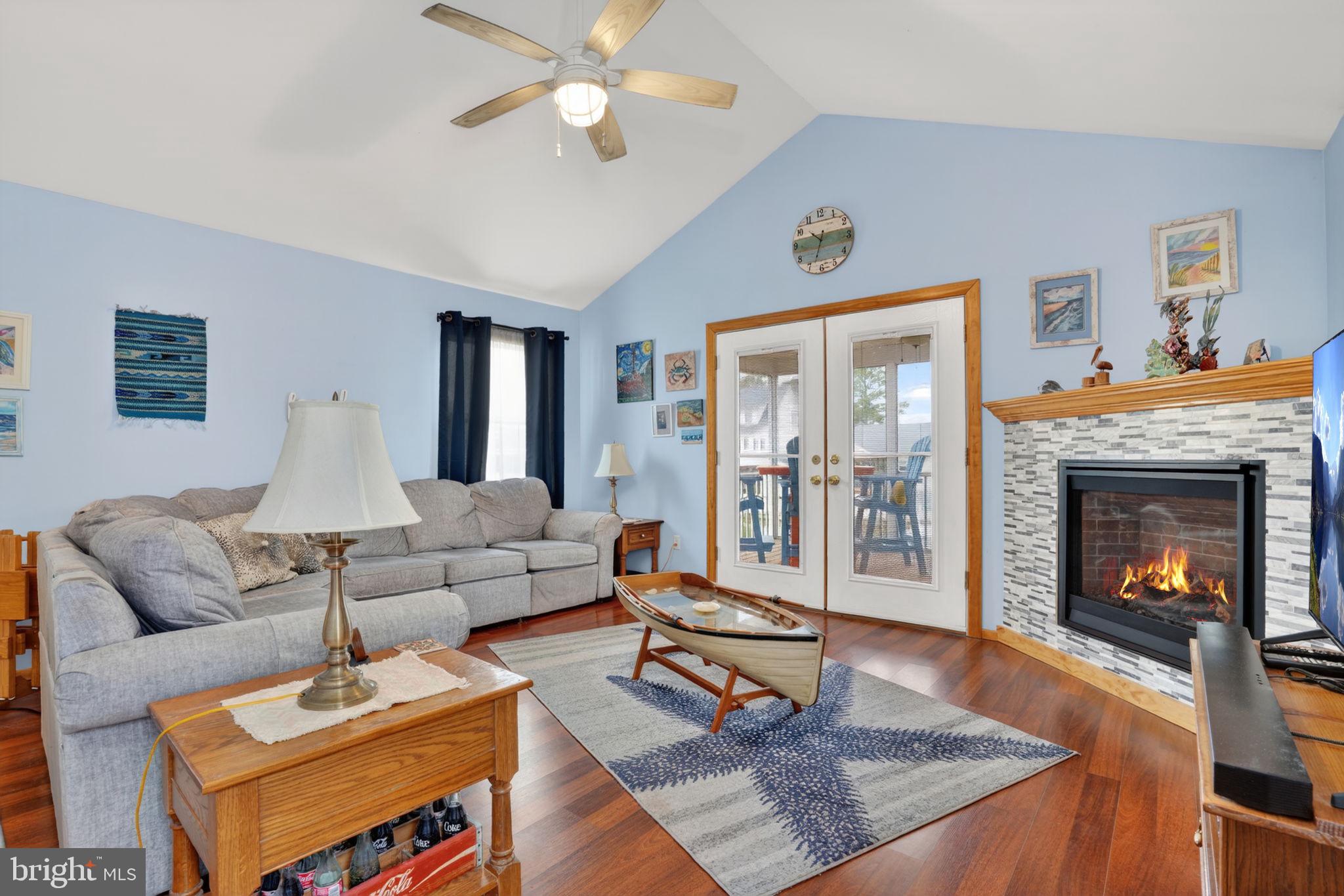 CAPTAIN'S COVE - Residential