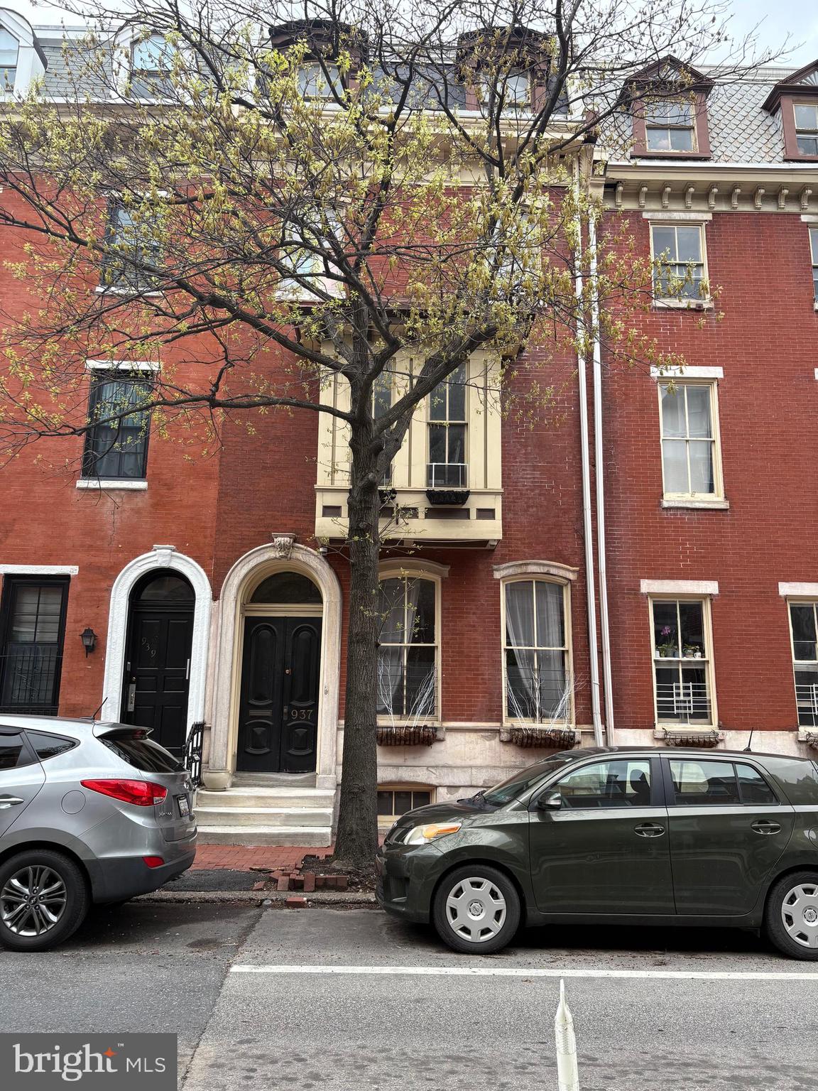 Large one bedroom , bi-level Wash W apartment available immediately. Central Air. Full-sized refrigerator. Washer/Dryer in unit. Hardwood flooring. Centrally located near parks, dining, shopping, parks, hospitals and public transit. Schedule. your tour today!